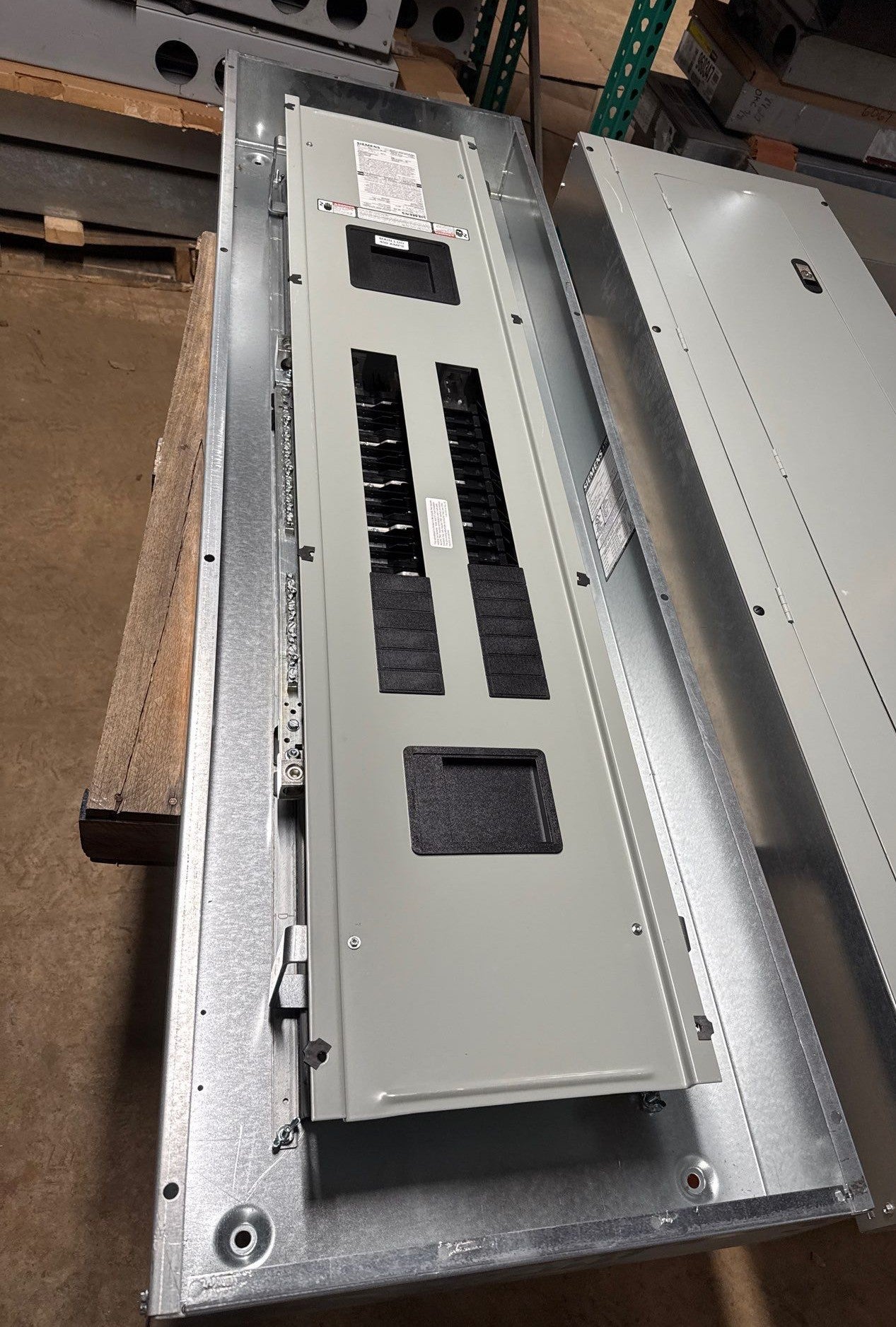 Siemens P1E42ML400ATST Panelboard 400A 480/277V 3PH 4W MLO Panel 400 Amp 42 Cir New