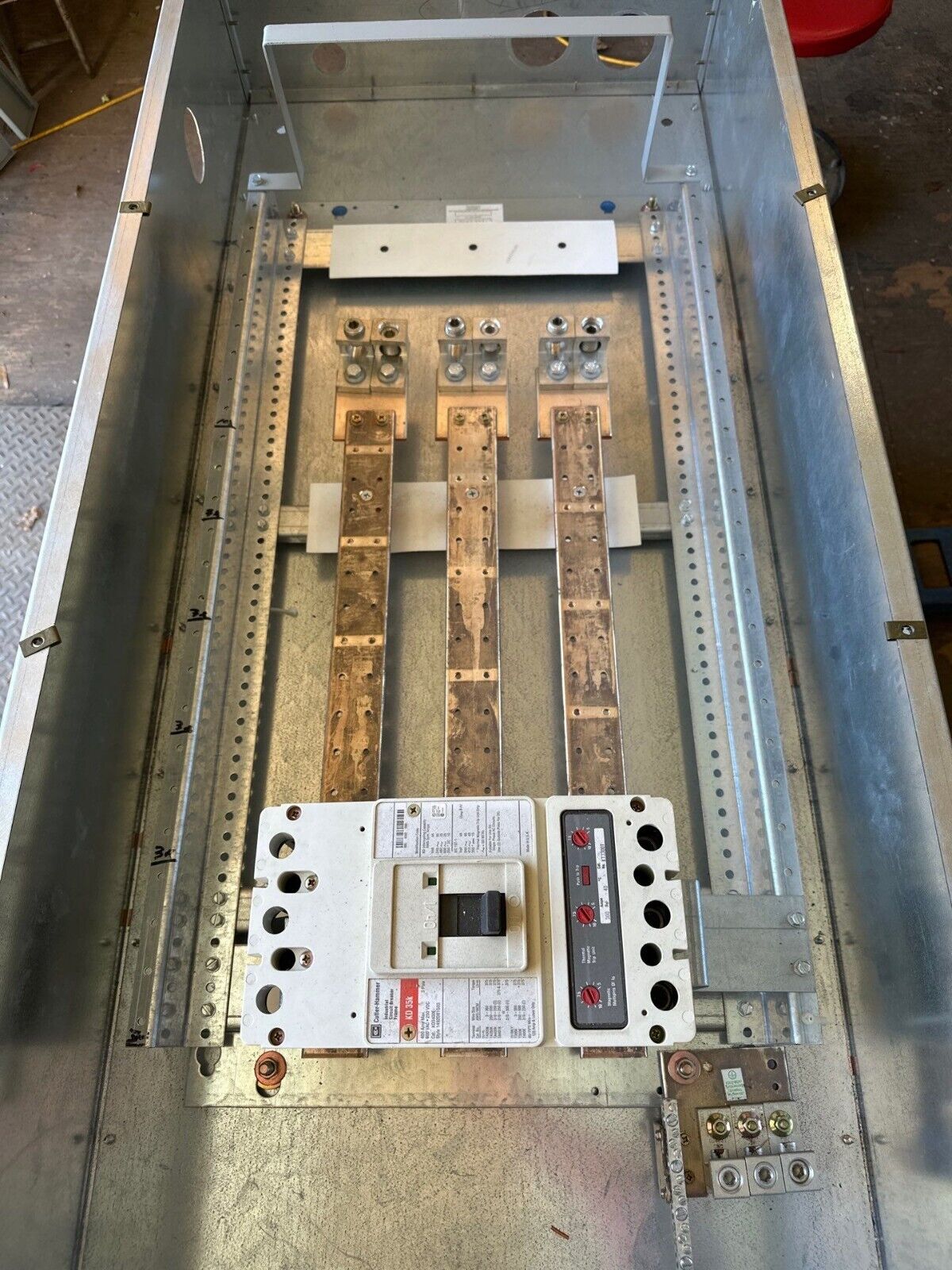Cutler Hammer PRL4B Panelboard 400A 480V 3PH 3W 18 Cir MCB Indoor Encl BX2457 P022 Used