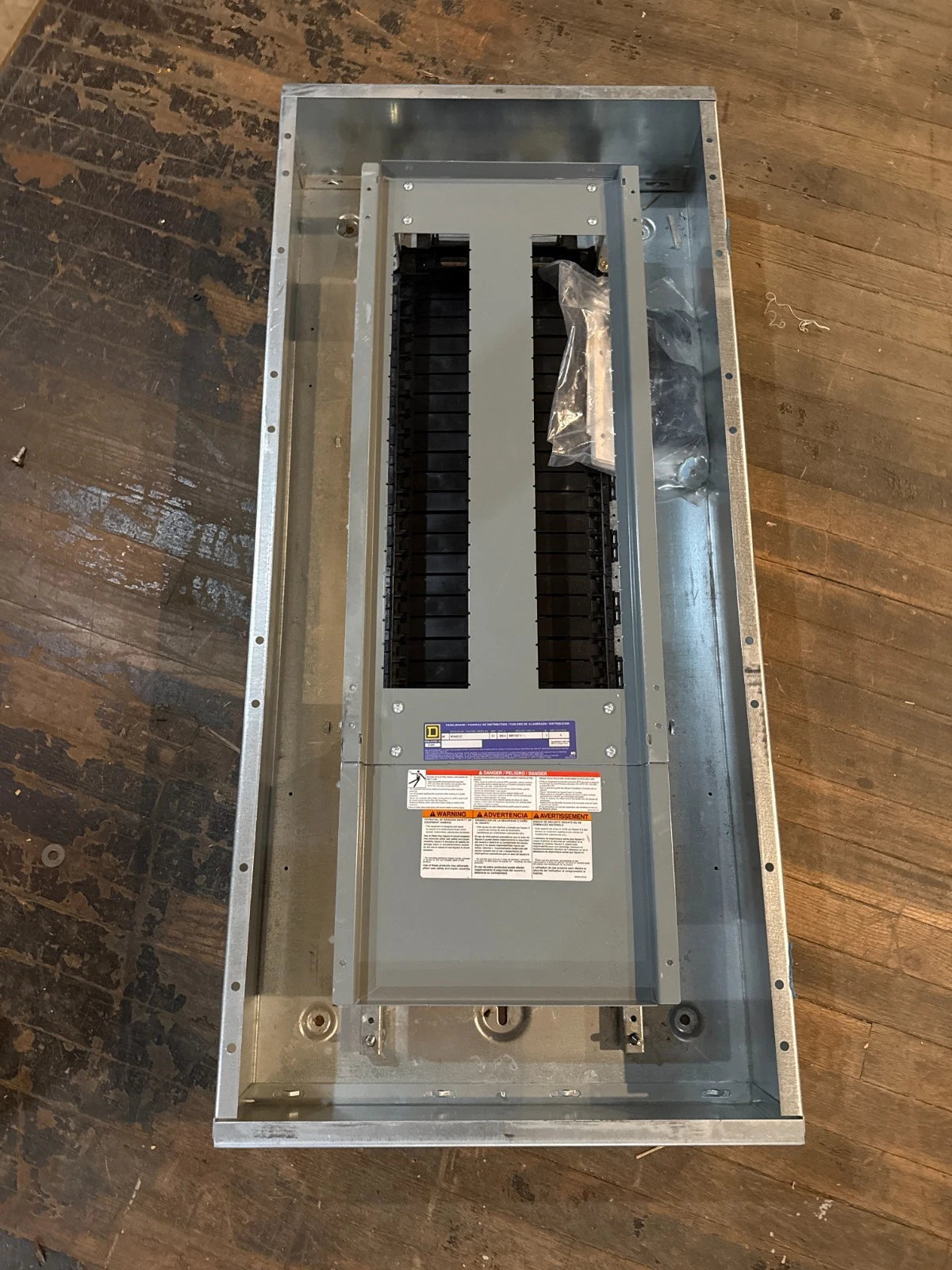 Square D NF442L2C Panelboard 250A 600/347V 3PH 4W MLO Panel 250 Amp 42 Cir New
