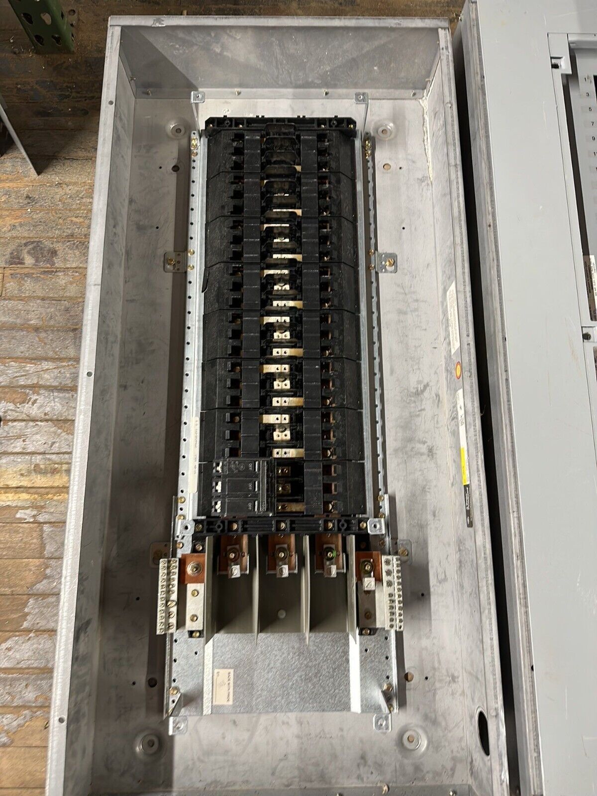 GE AQF3421ABX Panelboard 125A 208Y/120V 3PH 4W 42 CIR MCB THQB32100 Indoor Encl P012 Used