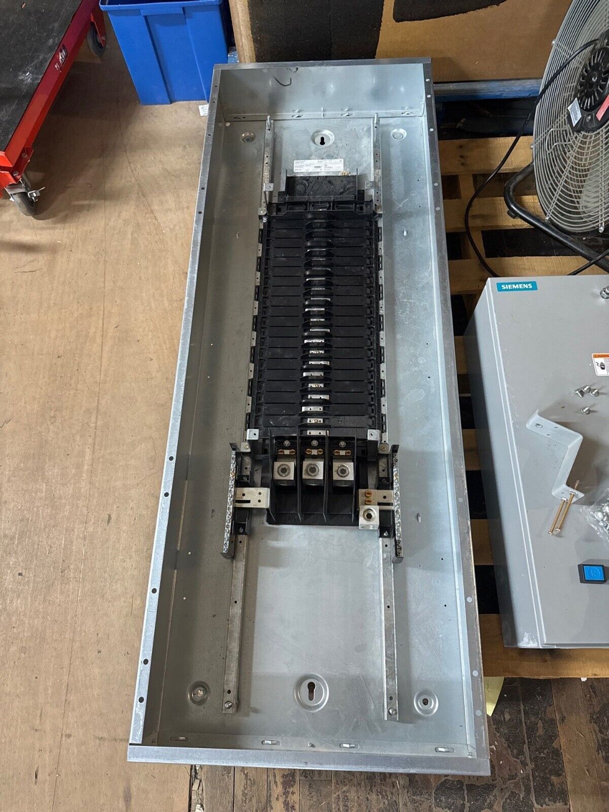 Square D NF442L4C NF Panelboard 400A 600Y/347V 3PH 4W 42 Cir Indoor Encl MLO P657 New