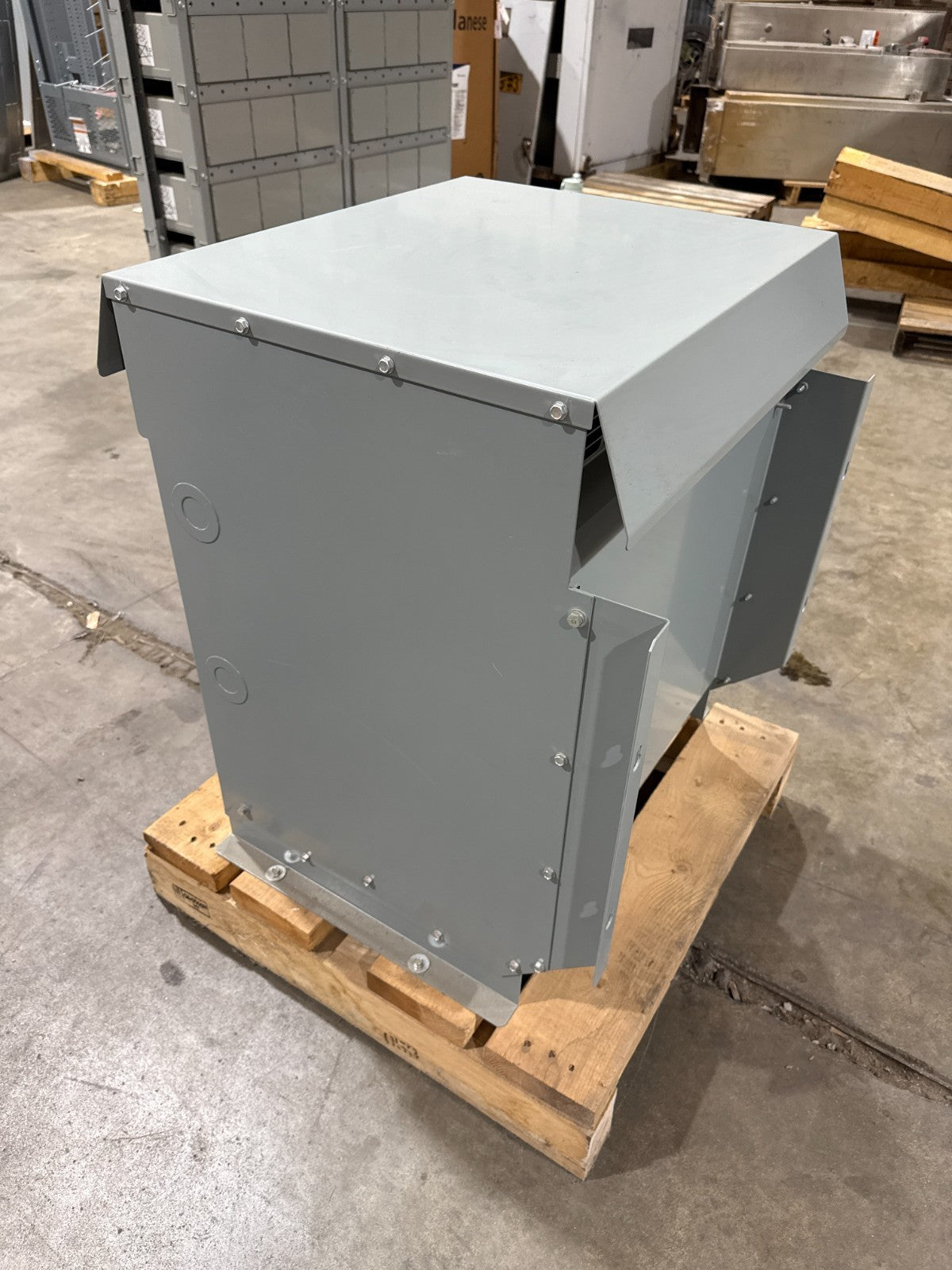 30 KVA Hammond 237923 Transformer Pri 550V Sec 480/277V 3PH 3R Encl New