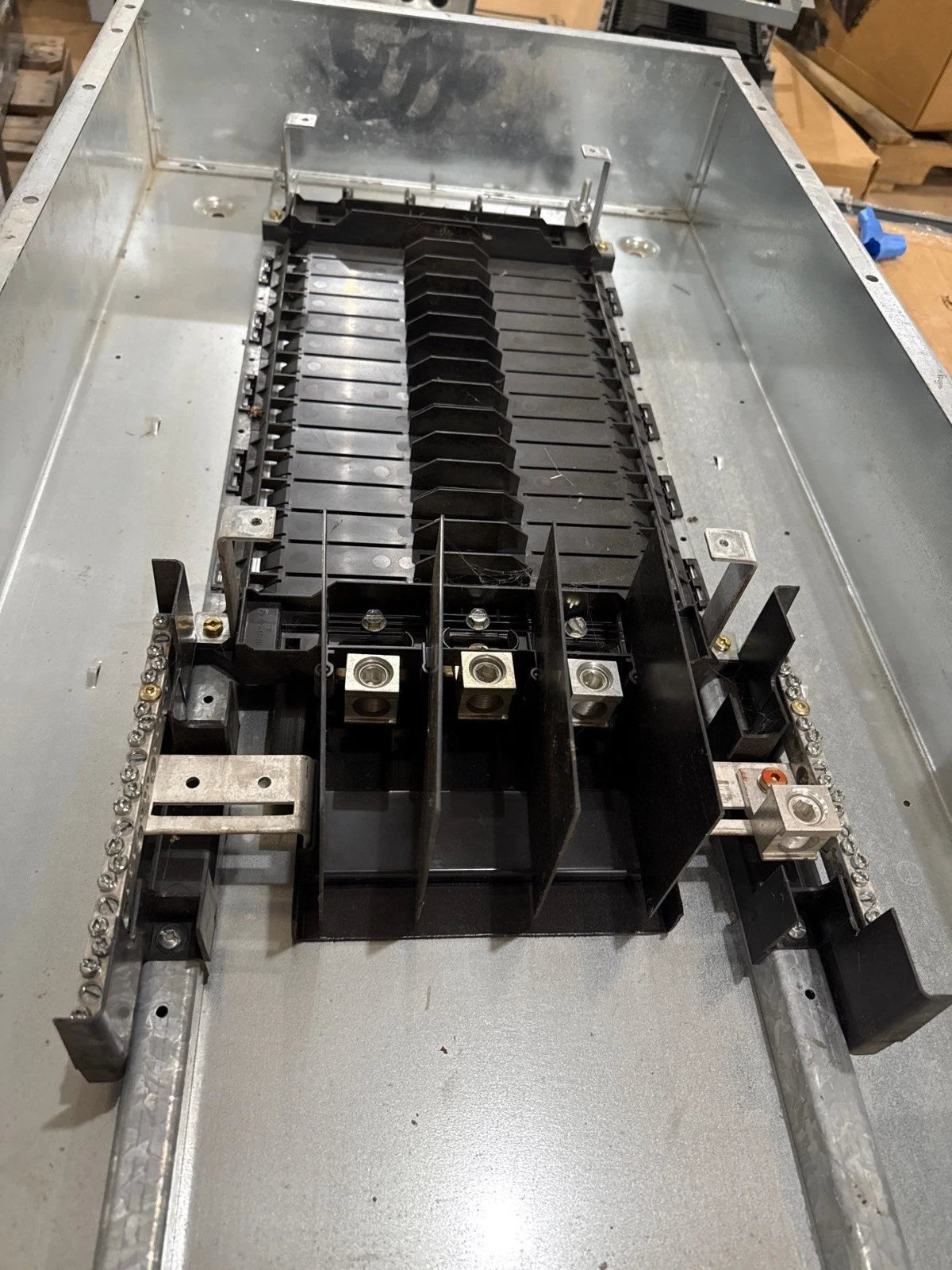 Square D NF430L2C Panelboard 250A 600/347V 3PH 4W NF MLO Panel 250 Amp 30 Cir New