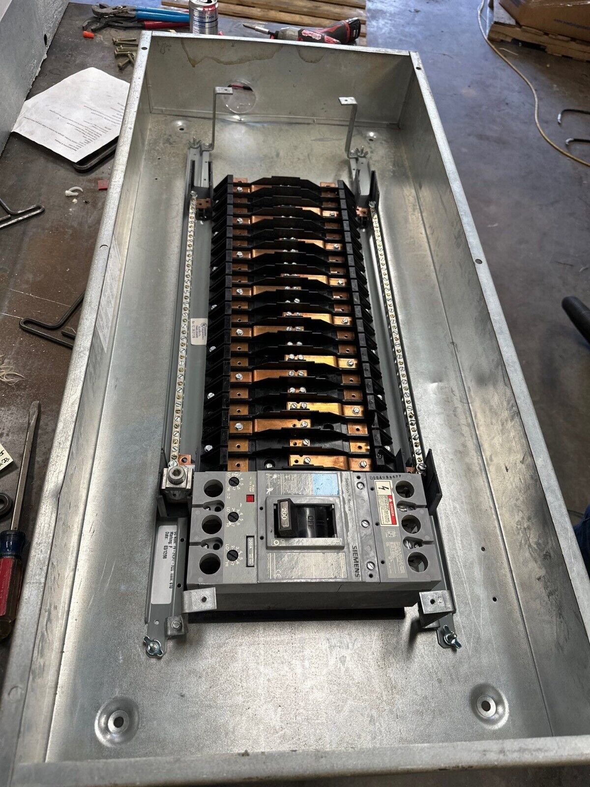 Siemens S2E42FX200CTS S2 Panelboard 250A 480/277V 3PH 4W Indoor Encl FXD63B200 P389 Used