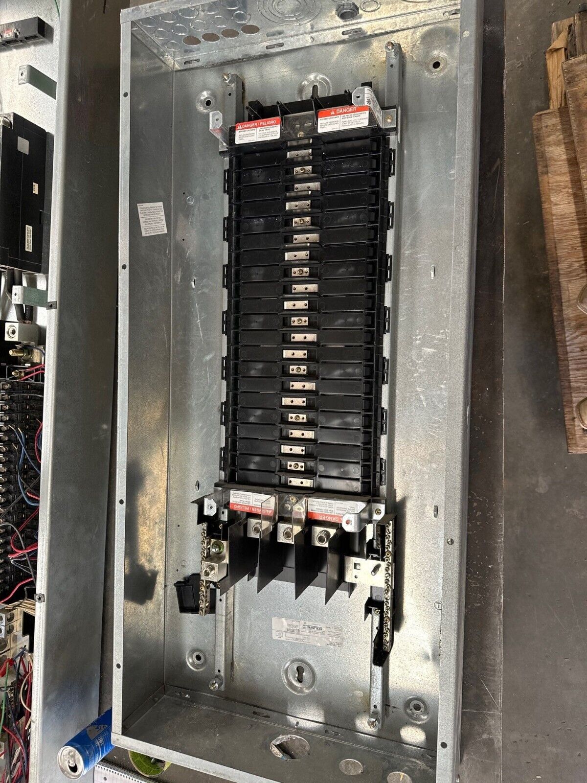 Square D NF Panelboard 250A 600V 3PH 4W Main Lug Panel Indoor Encl 42 Circuit P363 Used