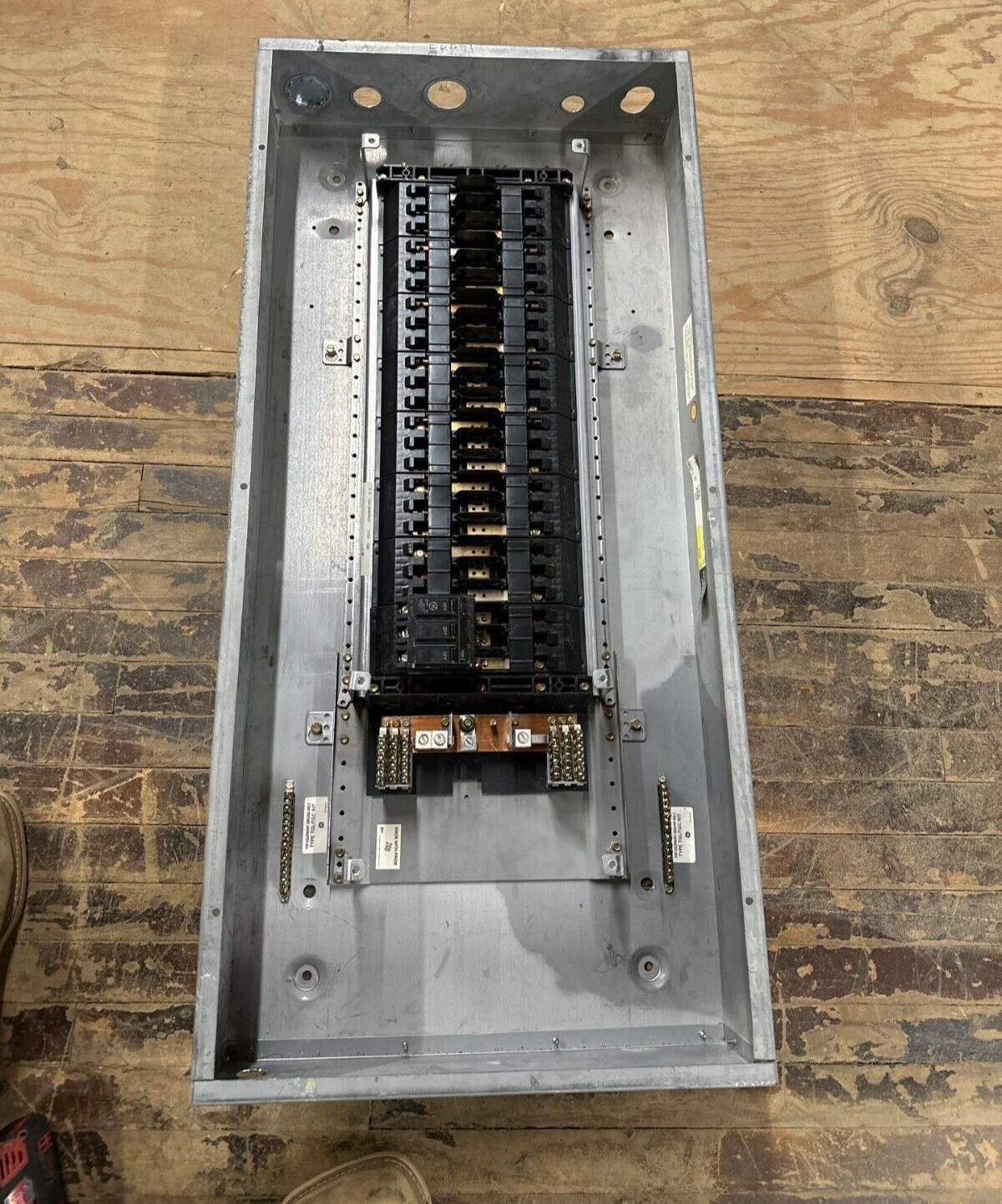 GE AQF3421ABX Panelboard 125A 208Y/120V 3PH 4W 42 CIR MCB THQB32100 Indoor Encl P009 Used