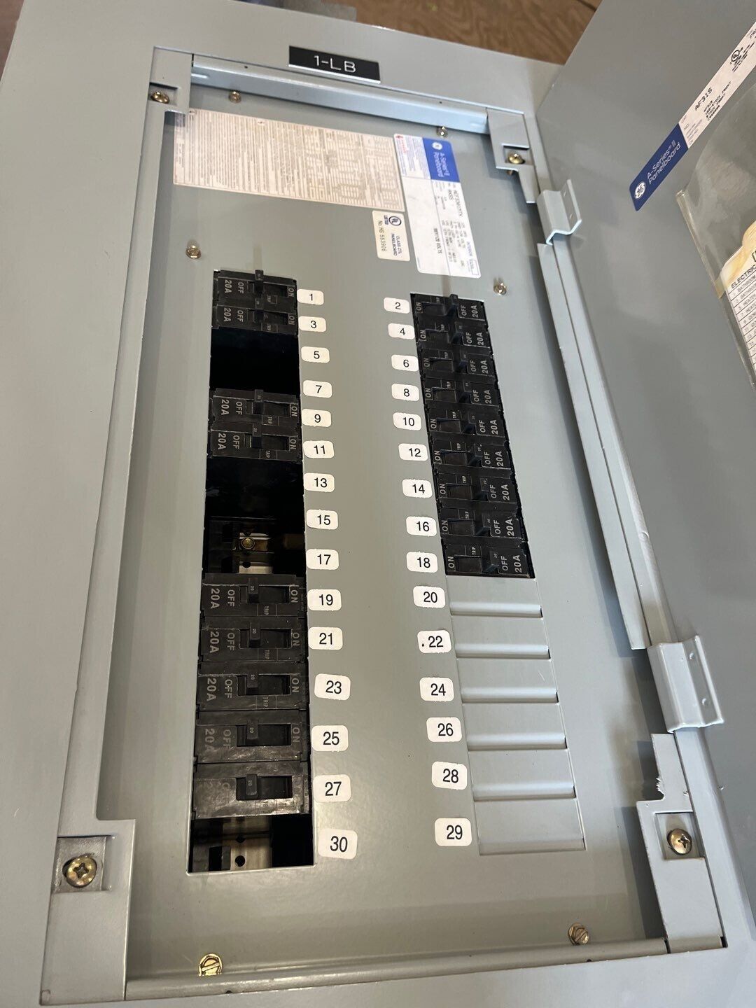 GE AEF3301MTX Panelboard 125A 208Y/120V 3PH 4W 30 Circuit 125 Amp MLO Box AB31B P241 Used