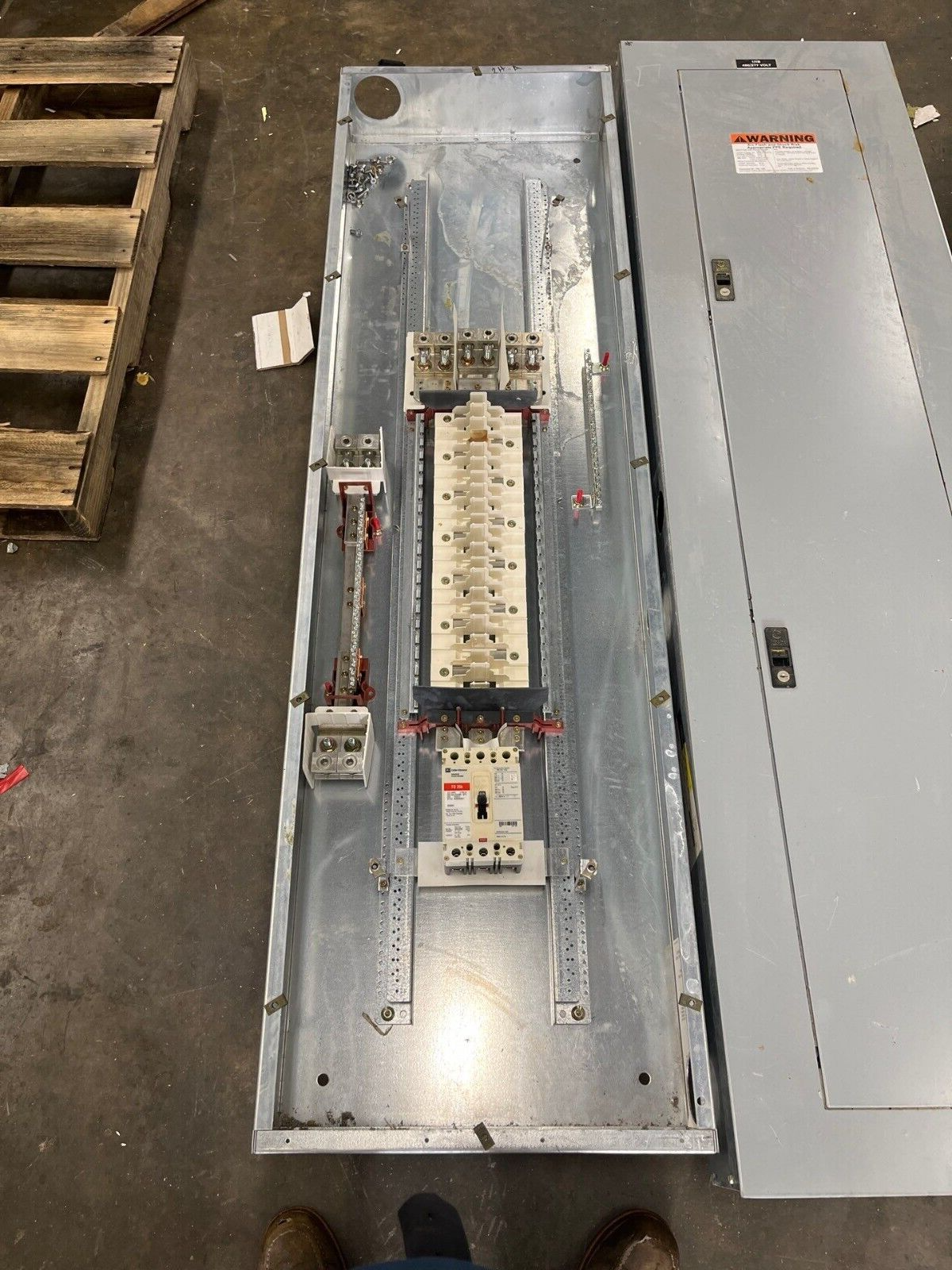 Cutler Hammer PRL2A MLO Panelboard 400A 277/480V 3PH 4W Indoor Encl 42Cir FD3225 P586 Used