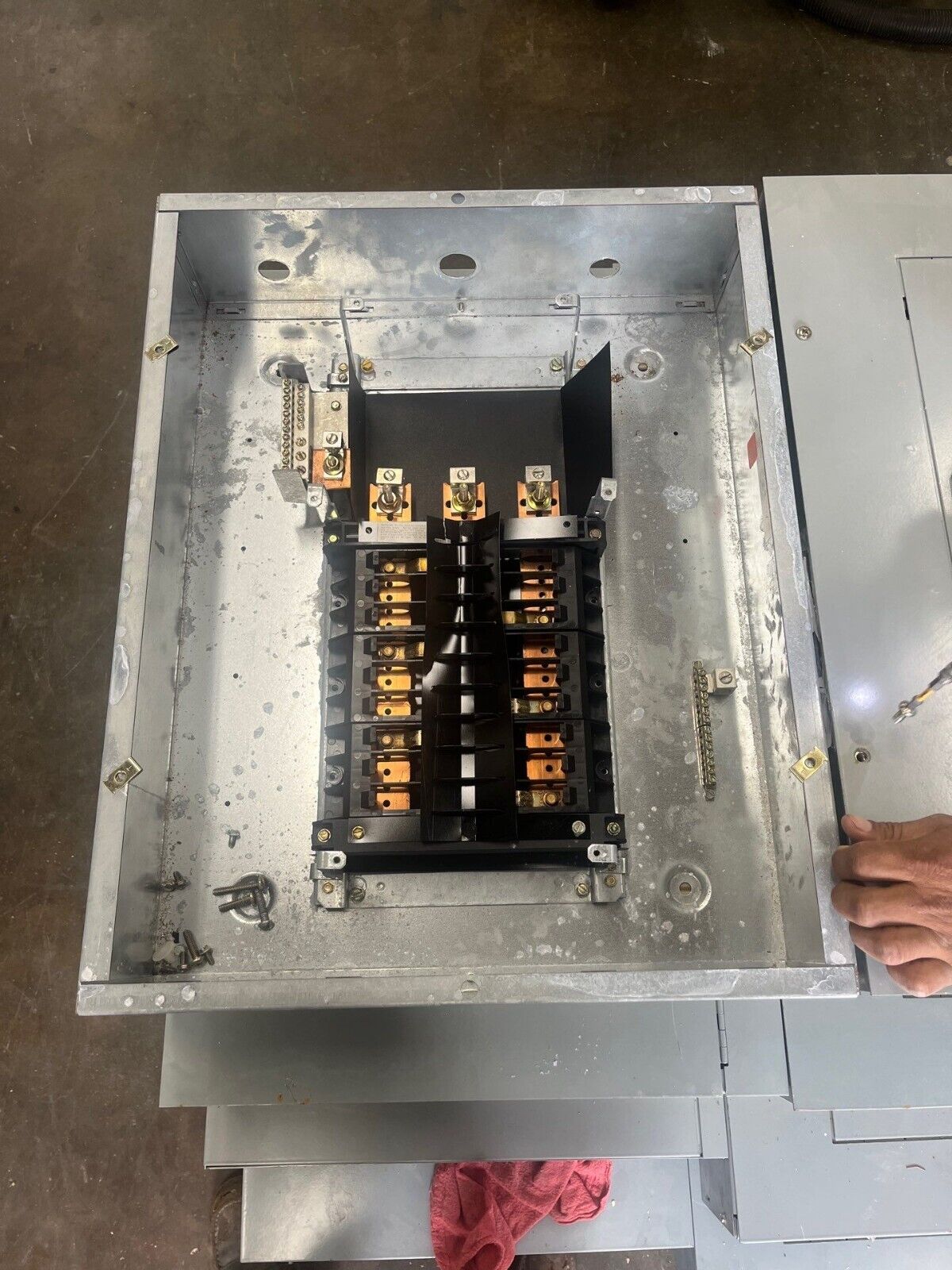 GE AEF3181MTX Panelboard 125A 480/277V 3PH 4W Indoor Encl 18 Circuit MLO 125 Amp P607 Used