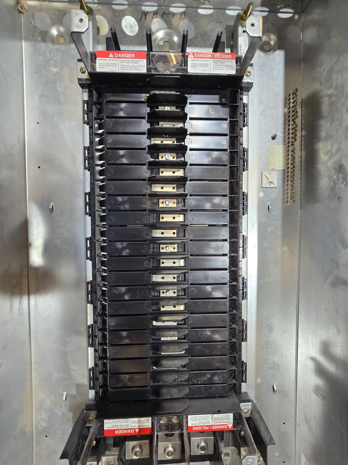 Square D NF Panelboard 250A 600/347V 3PH 4W MLO 250 Amp Panel 42 Cir Indoor MH44 Used