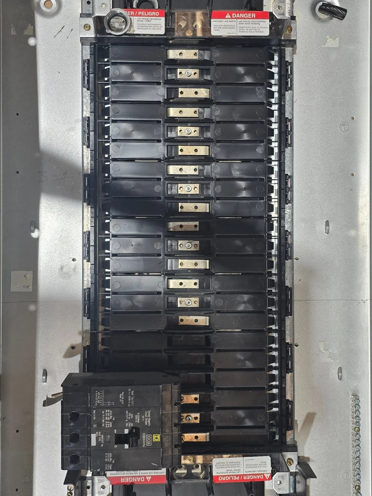 Square D NF Panelboard 125A 600/347V 3PH 4W 30 Cir MCB 100 Amp Panel EDB34100SA Used
