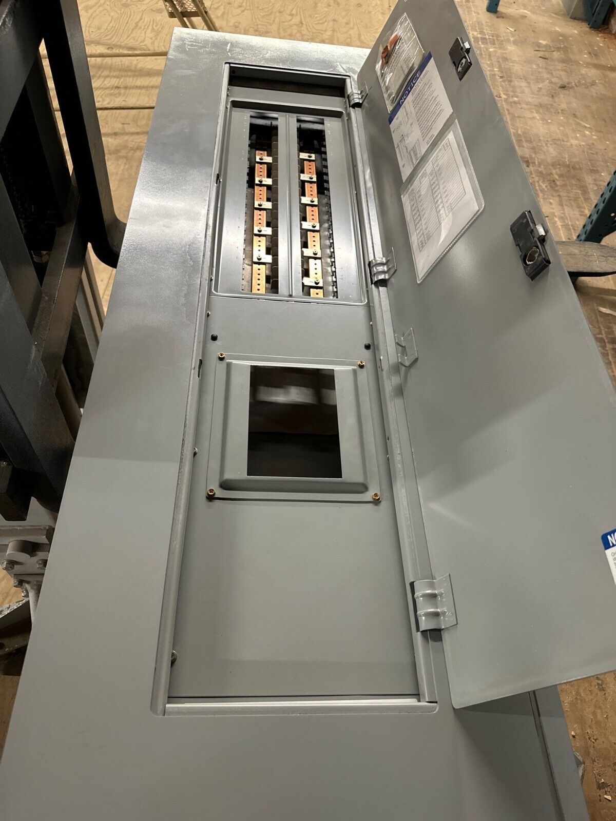 Cutler Hammer PRL1A Panelboard 400A 208Y/120V 3PH 4W Indoor Encl 42 Circuit MCB P473 New