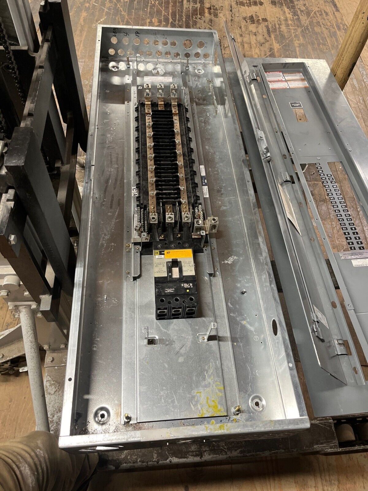 Square D NQOD Panelboard 225A 208/120V 3PH 4W Indoor Encl MCB 42 Cir KCL34225 P565 Used