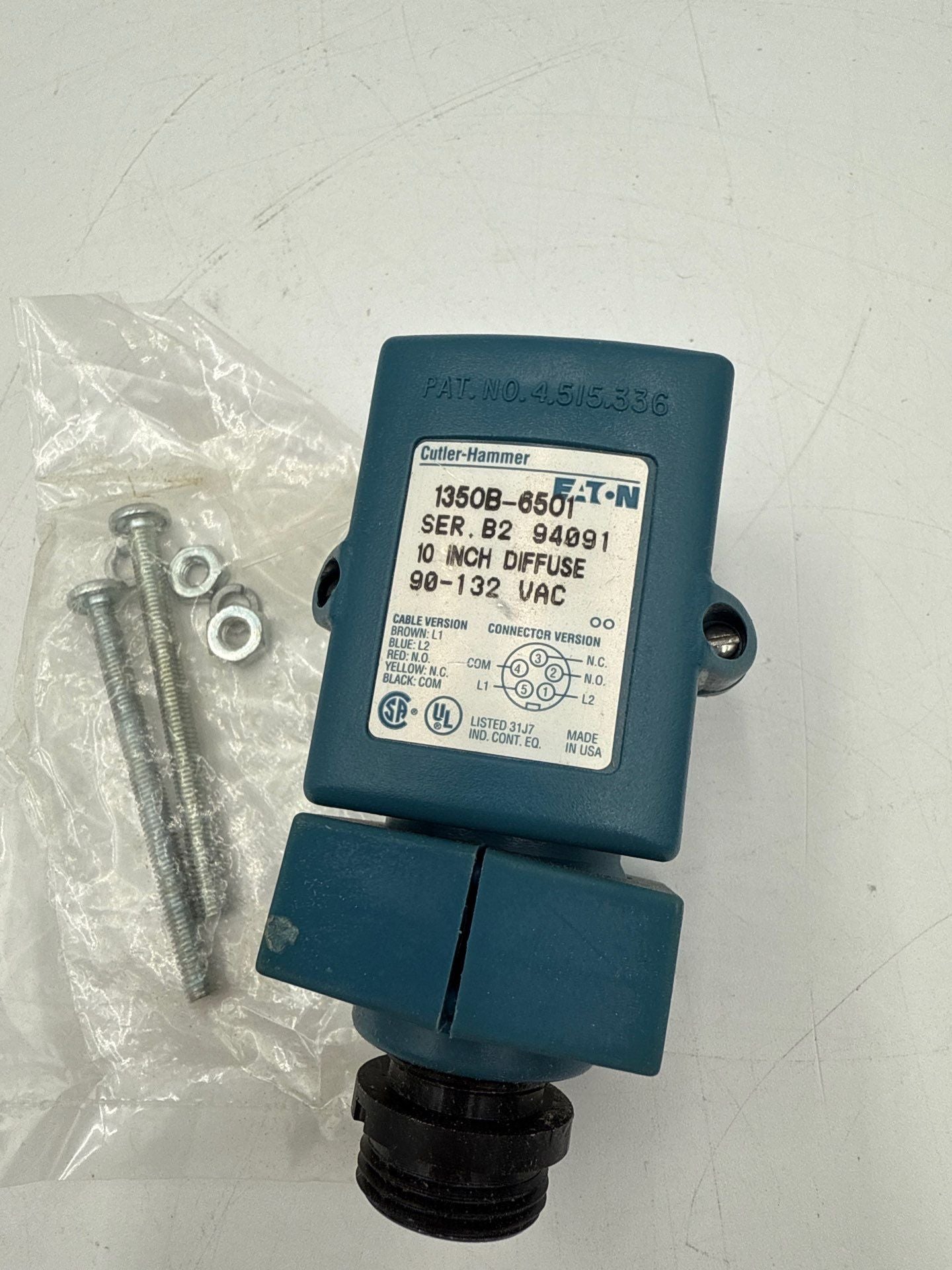 Eaton 1350B-6501 Ser B2 Photoelectric Connector 90-132V 10in Diffuse Reflective New