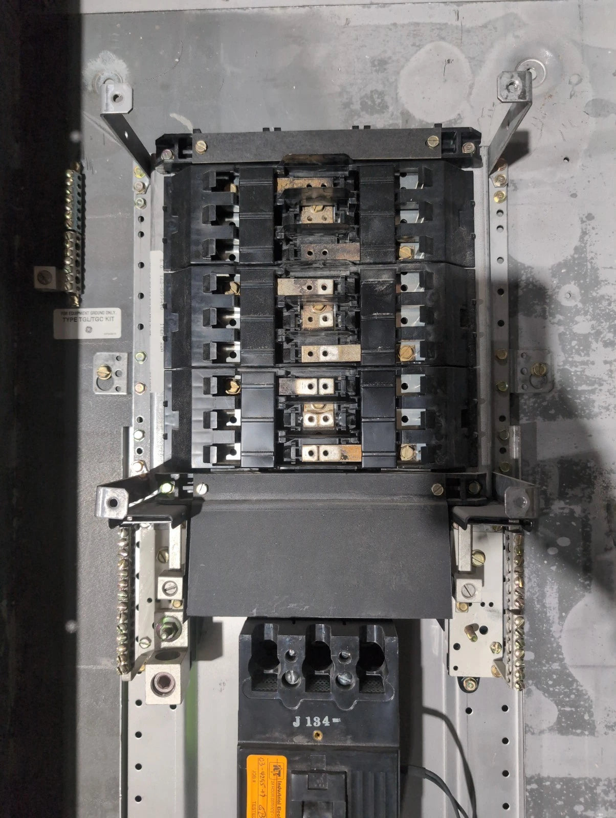 GE AEF3182BB Panelboard 225A 480/277V 3PH 4W 18 Cir MCB Panel 225 Amp TFJ236225 Used