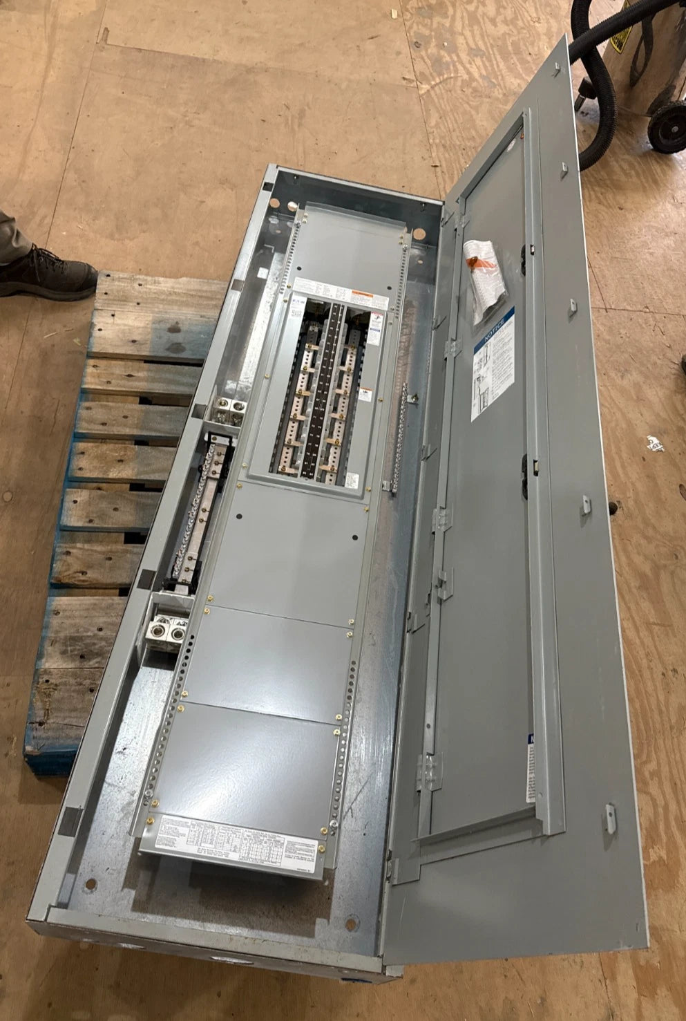 Eaton PRL1A Pow-R-Line Panelboard 400A 208/120V 3PH 4W MLO Panel 400 Amp 42 Cir Used