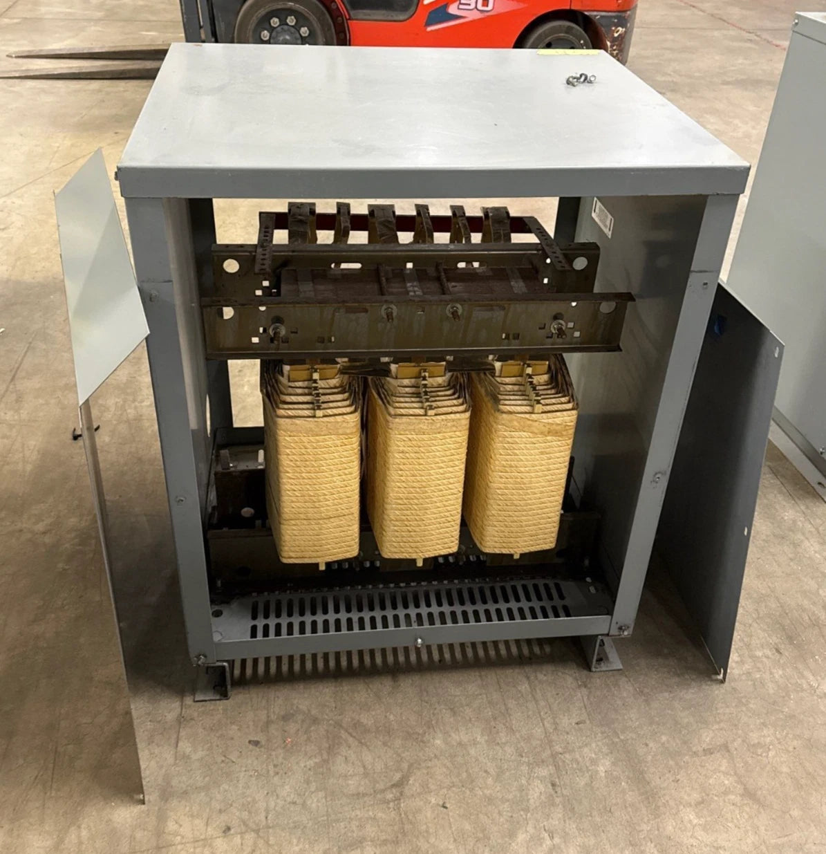 112.5KVA Square D EE112T3H Transformer Pri 480V Sec 208Y/120V 3PH Indoor T279 Used