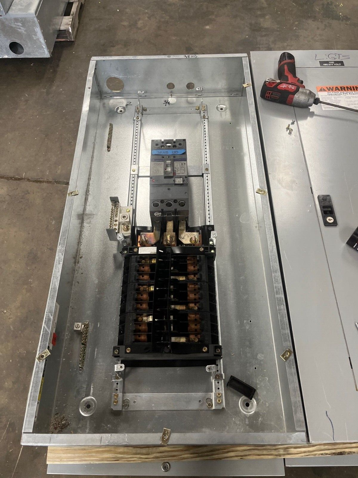 GE AEF3182KTX Panelboard 225A 480/277V 3PH 4W 18Cir Indoor Encl MCB SFHA36AT0250 P597 Used