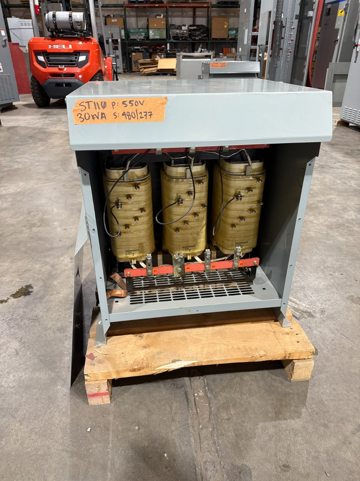 30 KVA Hammond 237923 Transformer Pri 550V Sec 480/277V 3PH 3R Encl New