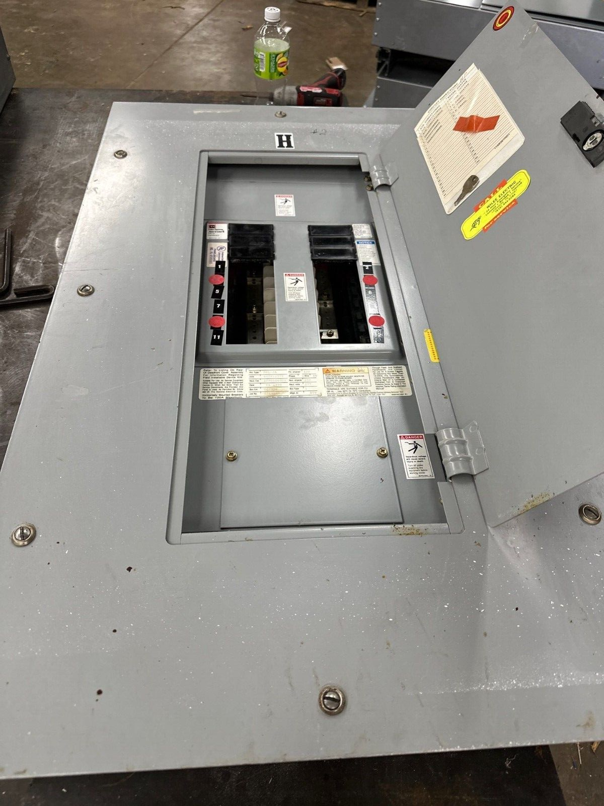 CUTLER HAMMER PRL-2A Panelboard 100A 480/277V 3PH 4W MLO 18CIR NEMA 1 w Key Used