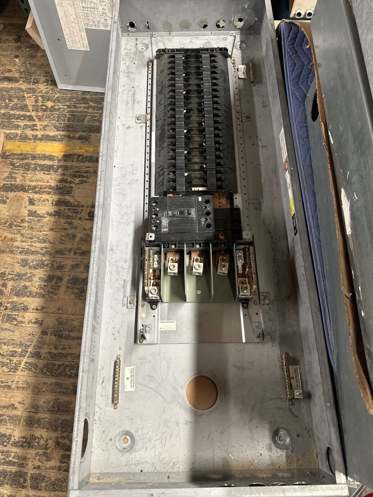 GE AQF3422ABX Panelboard 225A 208Y/120V 3PH 4W Indoor Encl MCB 42 Cir TQD32225 P002 Used