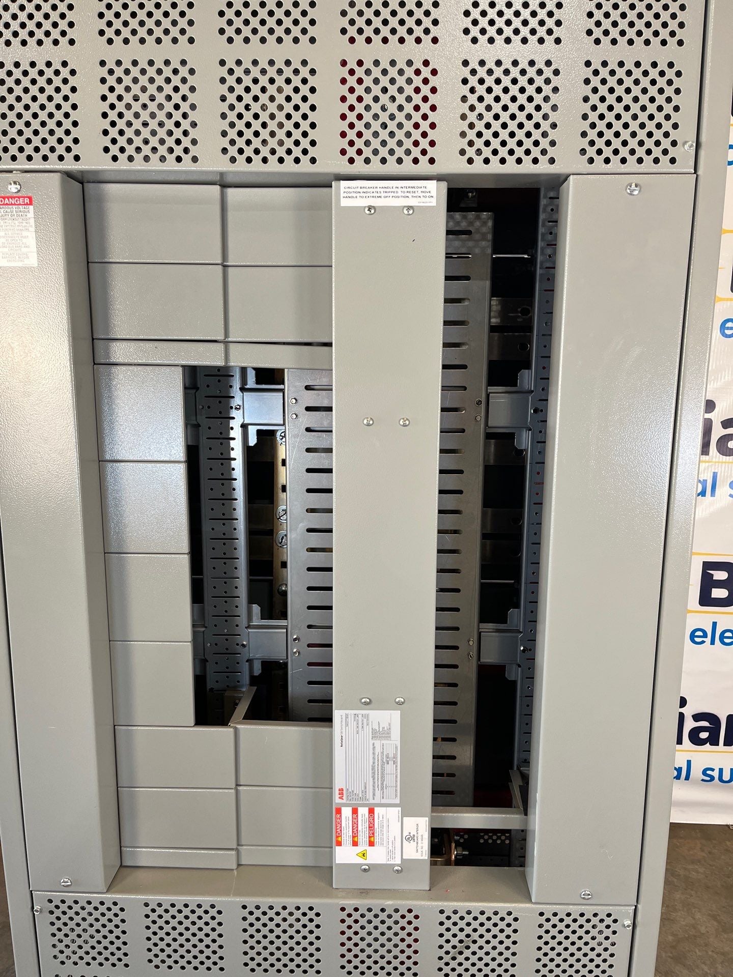 ABB ReliaGear SB Switchboard 1000A 208/120V 3PH 4W 1000 Amp MLO Used