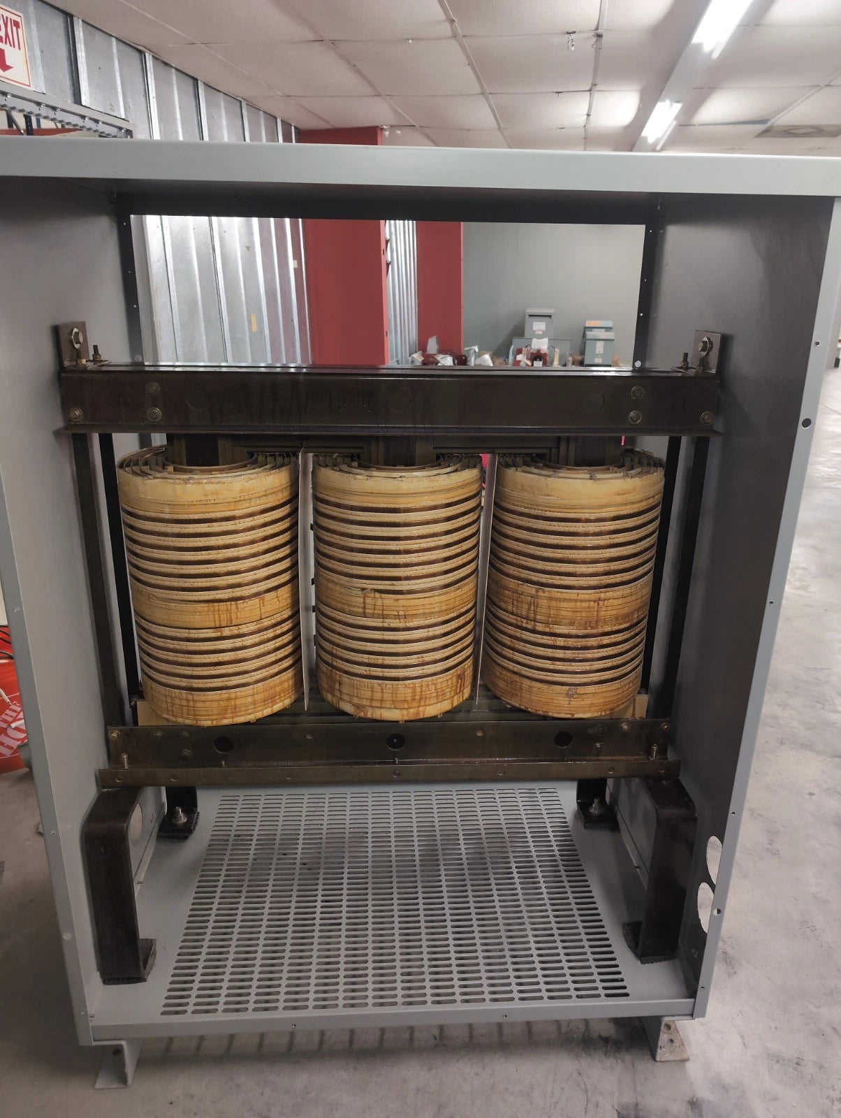 300kVA Siemens 3F3Y300C Transformer Pri 480V Sec 208/120V 3PH Indoor Encl Used