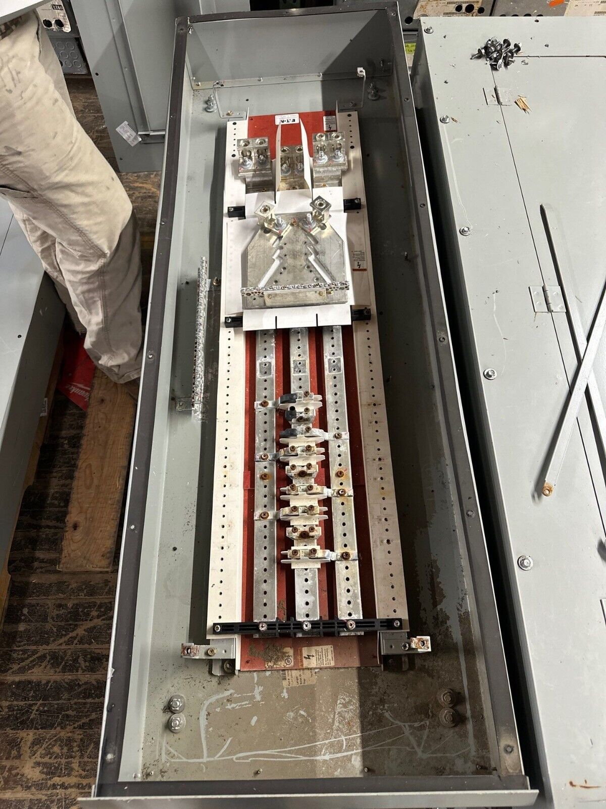 Eaton PRL3A Panelboard 400A 480Y/277V 3PH 4W Main Lug MLO 18 Cir 3R Outdoor Encl P291 Used