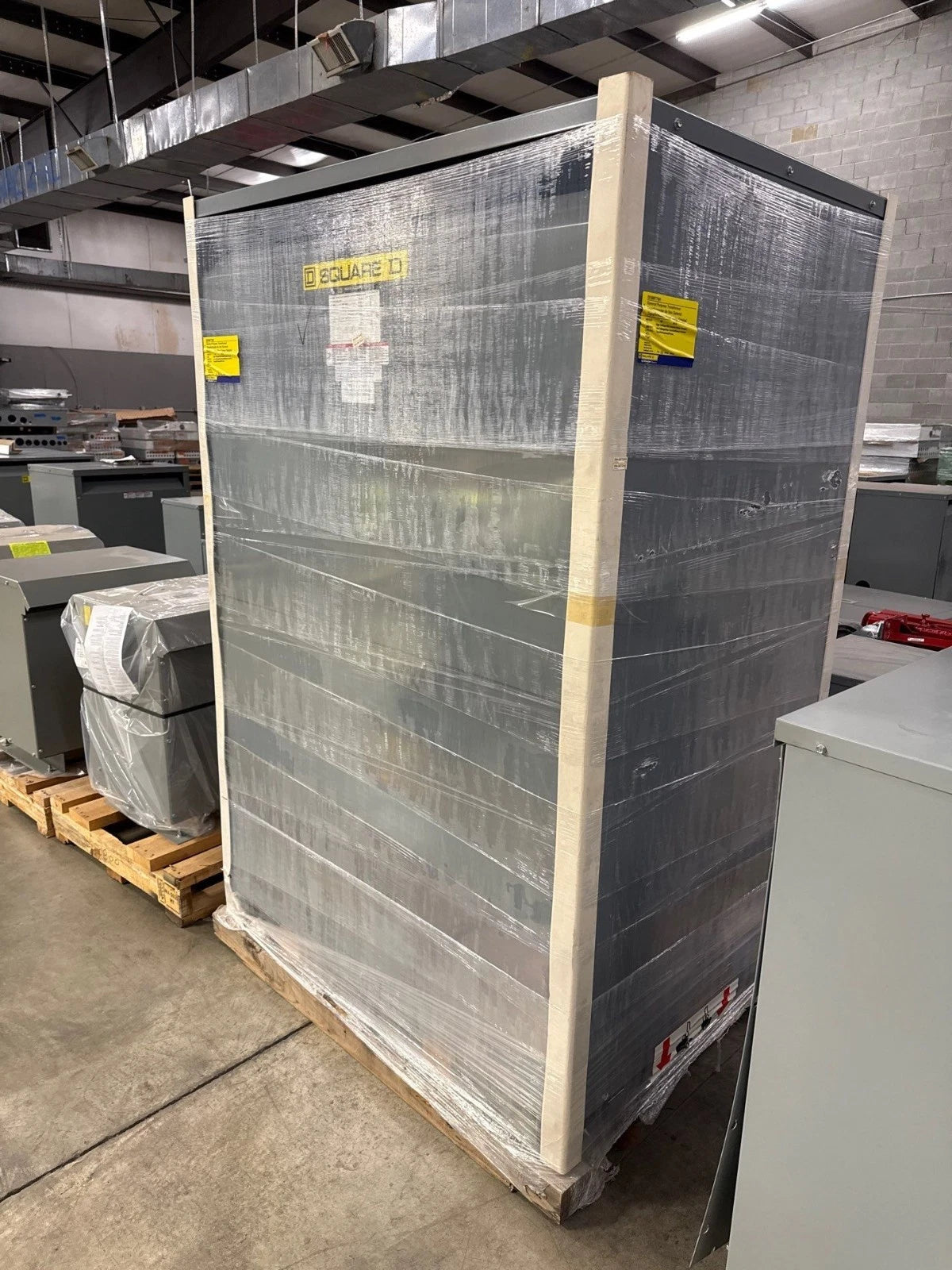 500KVA Square D EE500T76H Transformer Pri 480V Sec 480/277V 3PH Indoor Encl New