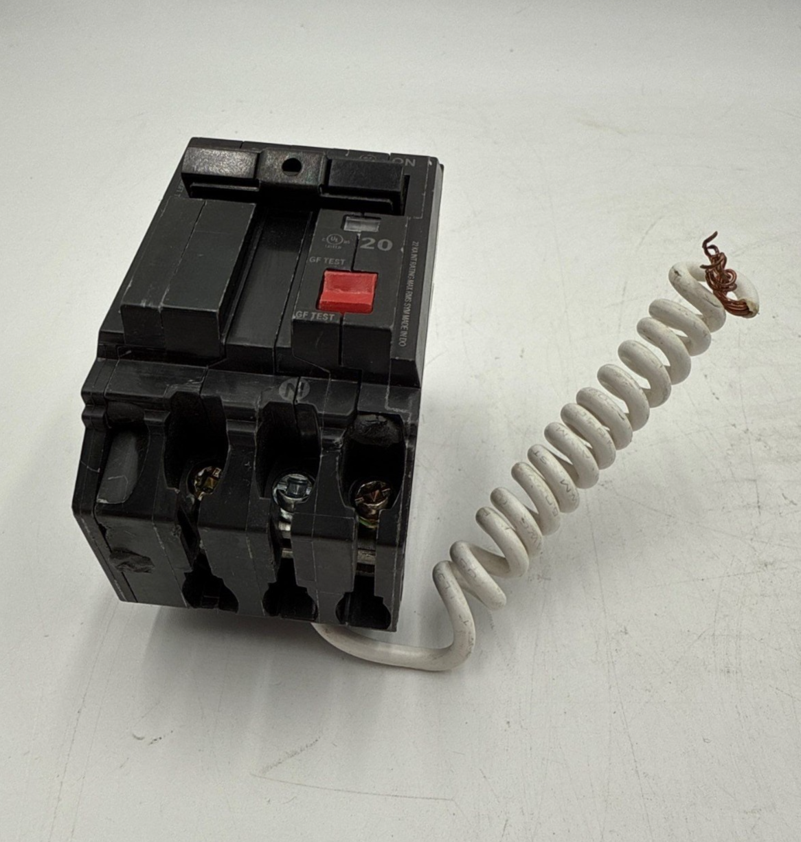 GE THHQB2120GFT Circuit Breaker 20A 2P 240V 22kA THHQB 20 Amp Bolt On GFCI New