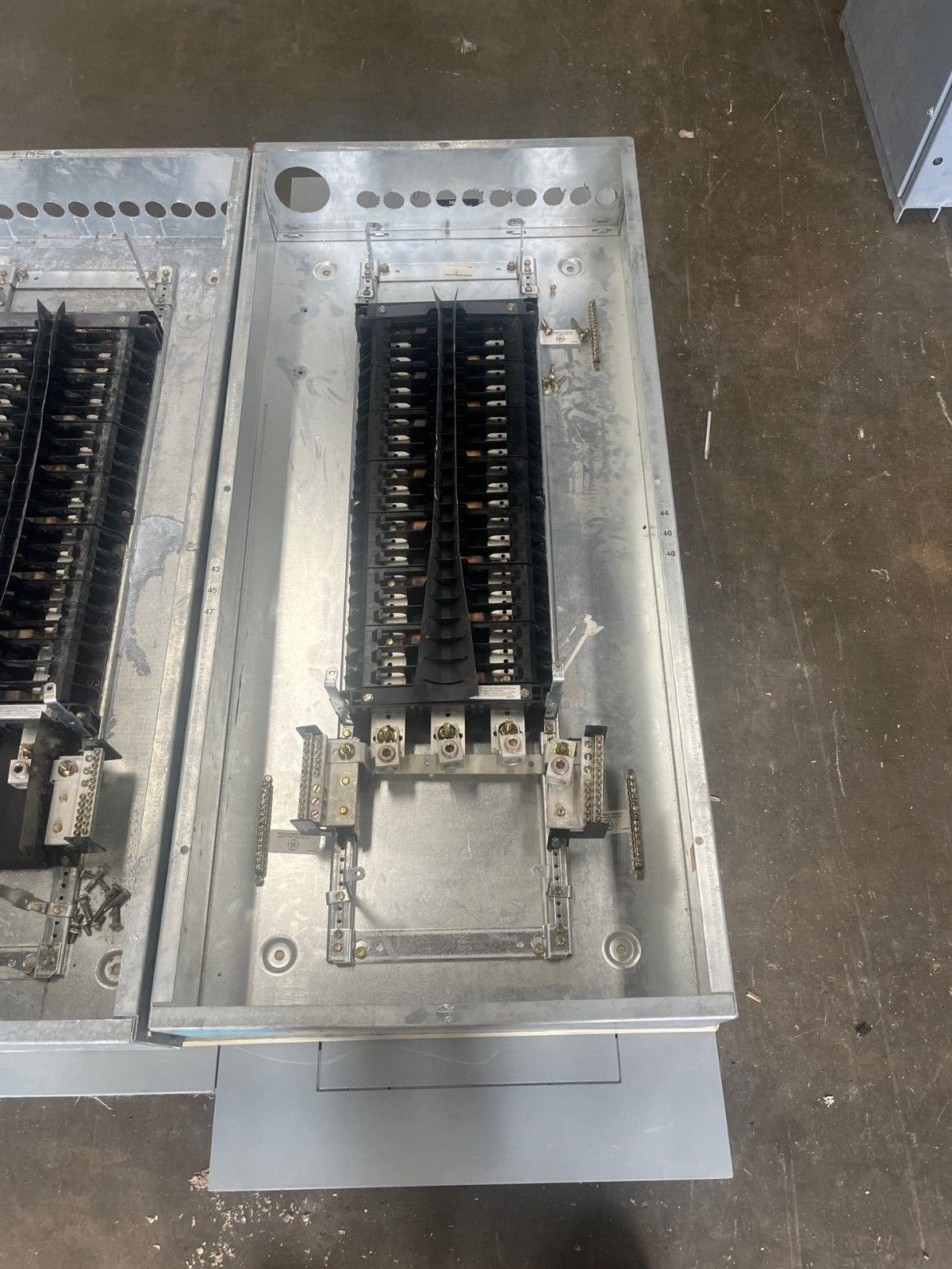 GE AEF3422MBX Panelboard 225A 480/277V 3PH 4W 42 Circuit Indoor Encl AB43B MLO P602 Used