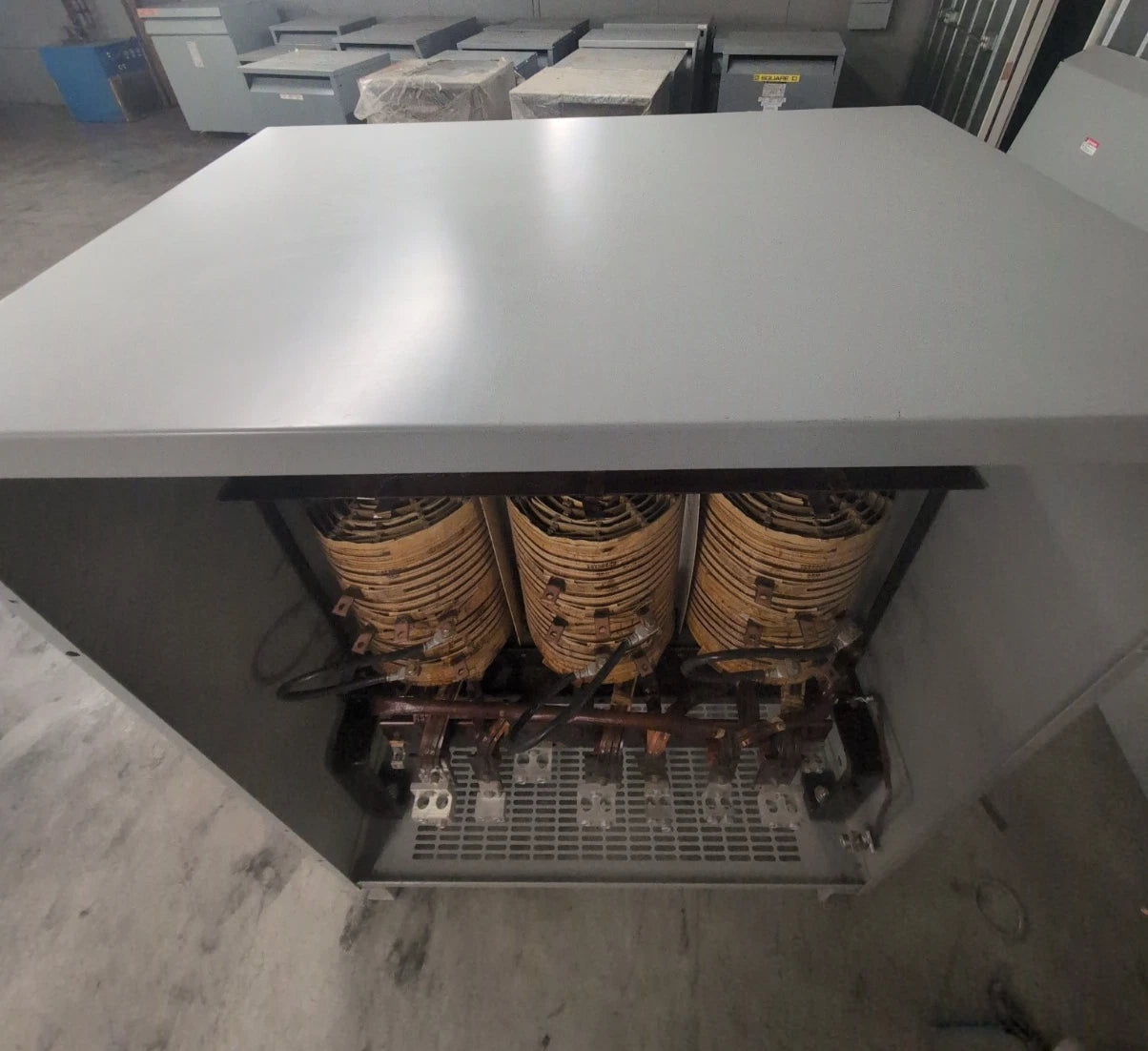 300kVA Siemens 3F3Y300C Transformer Pri 480V Sec 208/120V 3PH Indoor Encl Used