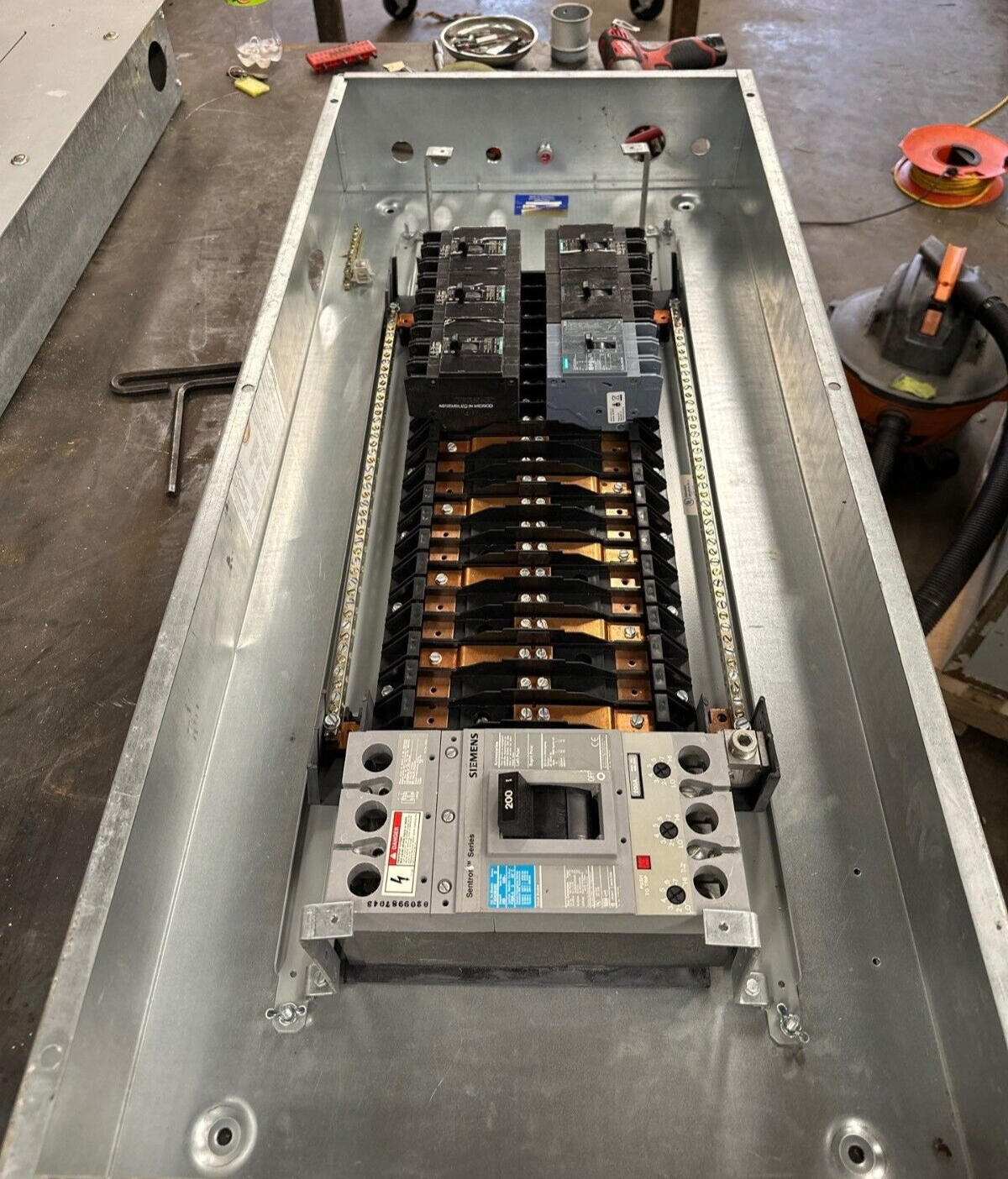 Siemens I2E42MC250C S2 Panelboard 250A 480/277V 3PH 4W Indoor Encl FXD63B200 P393 Used