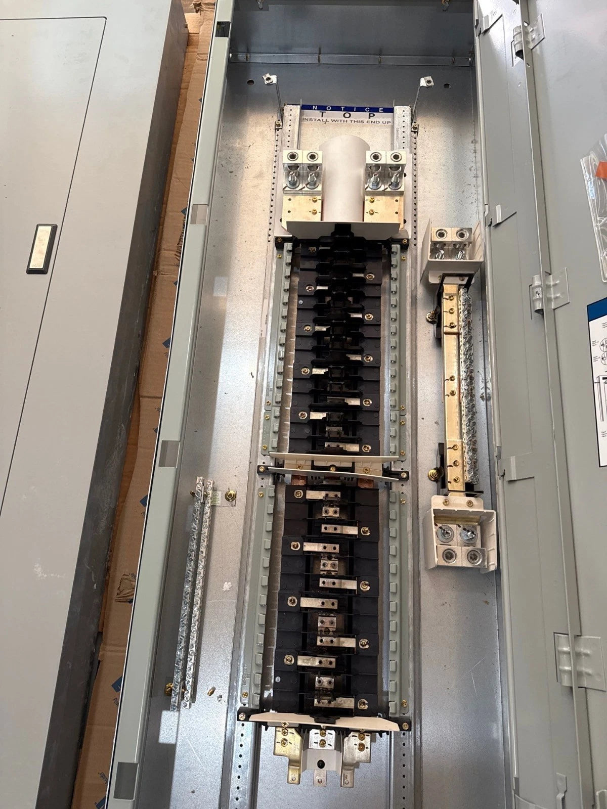 Eaton PRL2A Panelboard 600A 208/120V 3PH 4W MLO Panel 600 Amp 54Cir EZB2072R New New