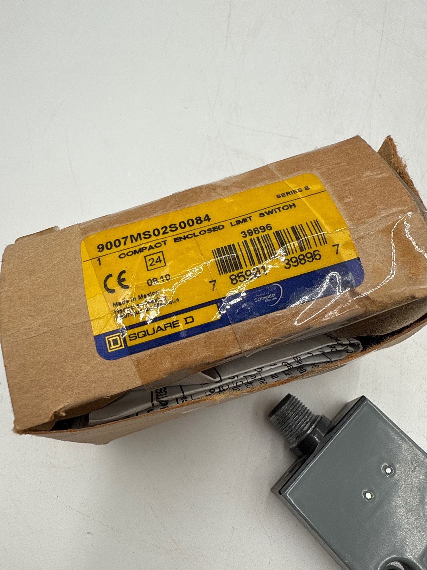 Square D 9007MS02S0084 Compact Enclosed Limit Switch Plunger Roller New