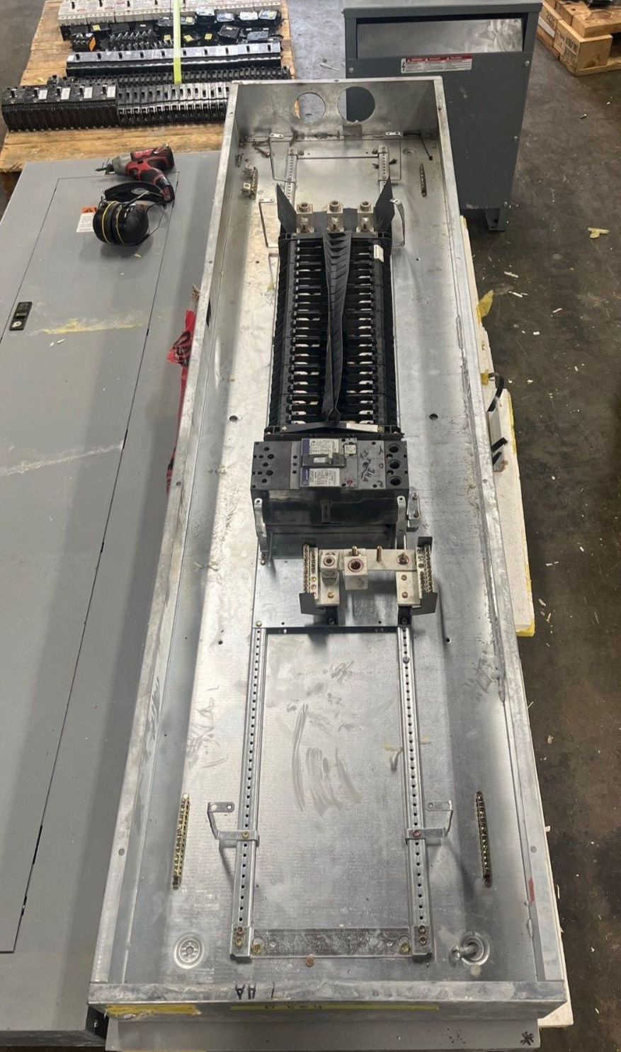 GE AEF3424MBX Panelboard 400A 3PH 480/277V 4W Indoor Encl 42Cir SFHA36AT0250 MLO P584 Used
