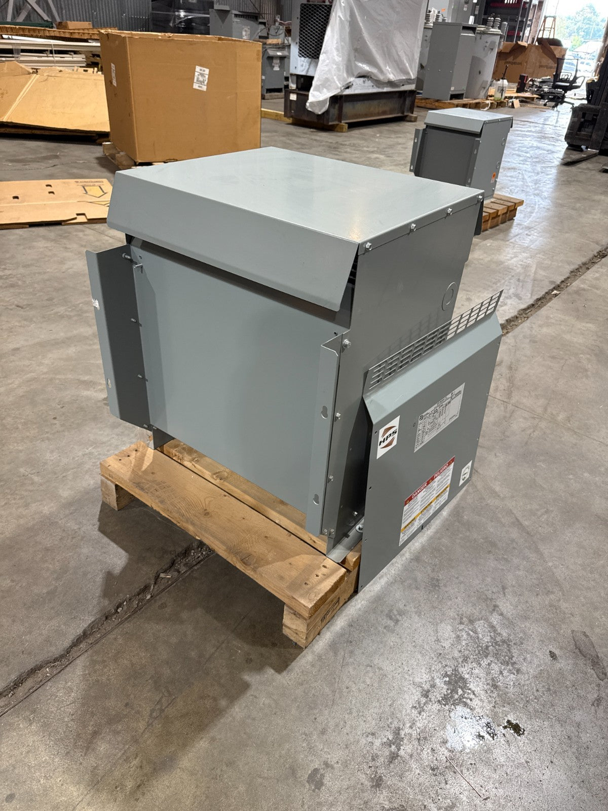 30 KVA Hammond 237923 Transformer Pri 550V Sec 480/277V 3PH 3R Encl New