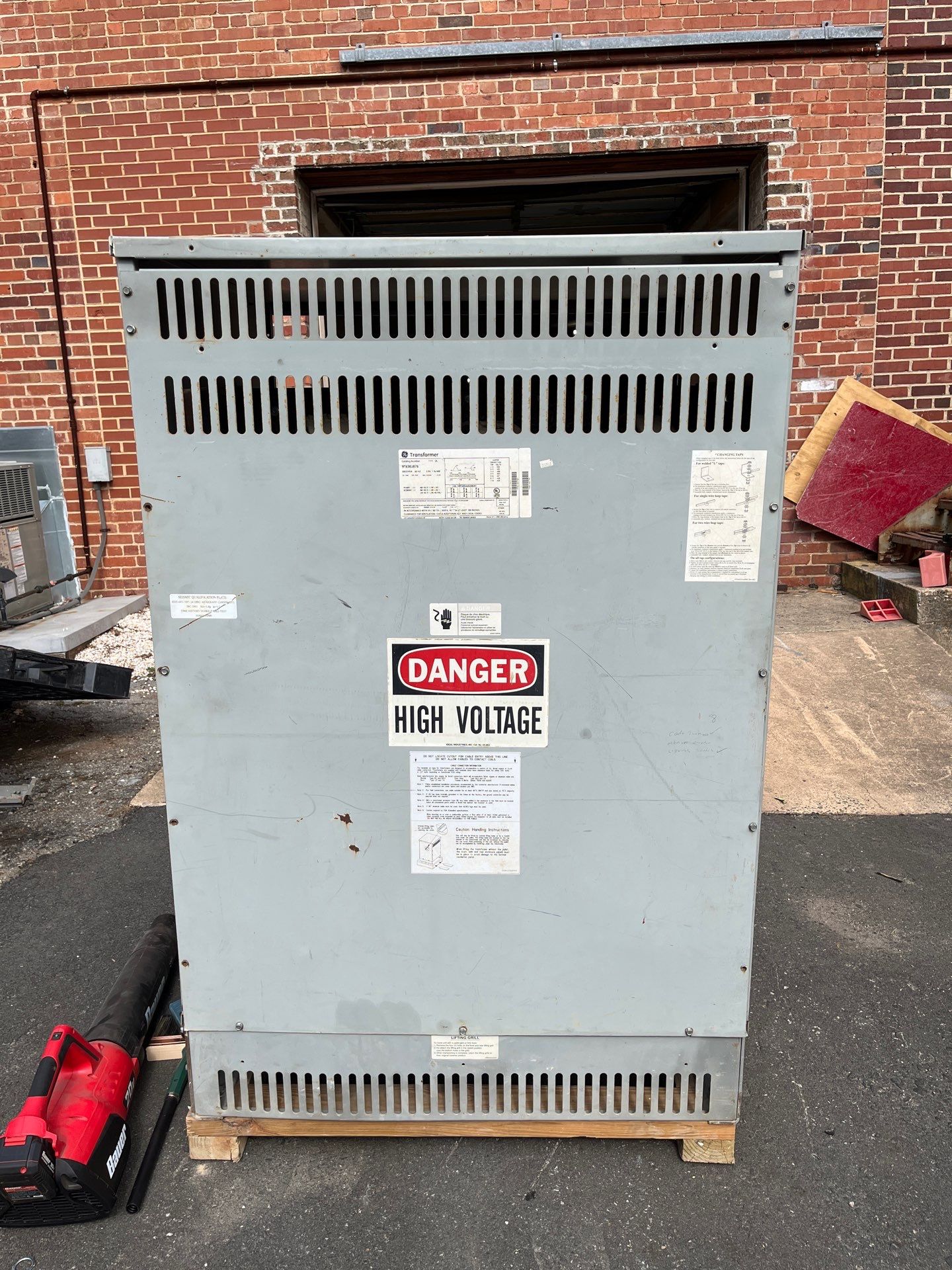 300KVA GE 9T83B3878 Transformer Pri 480V Sec 208/120V 3PH Indoor Encl Used