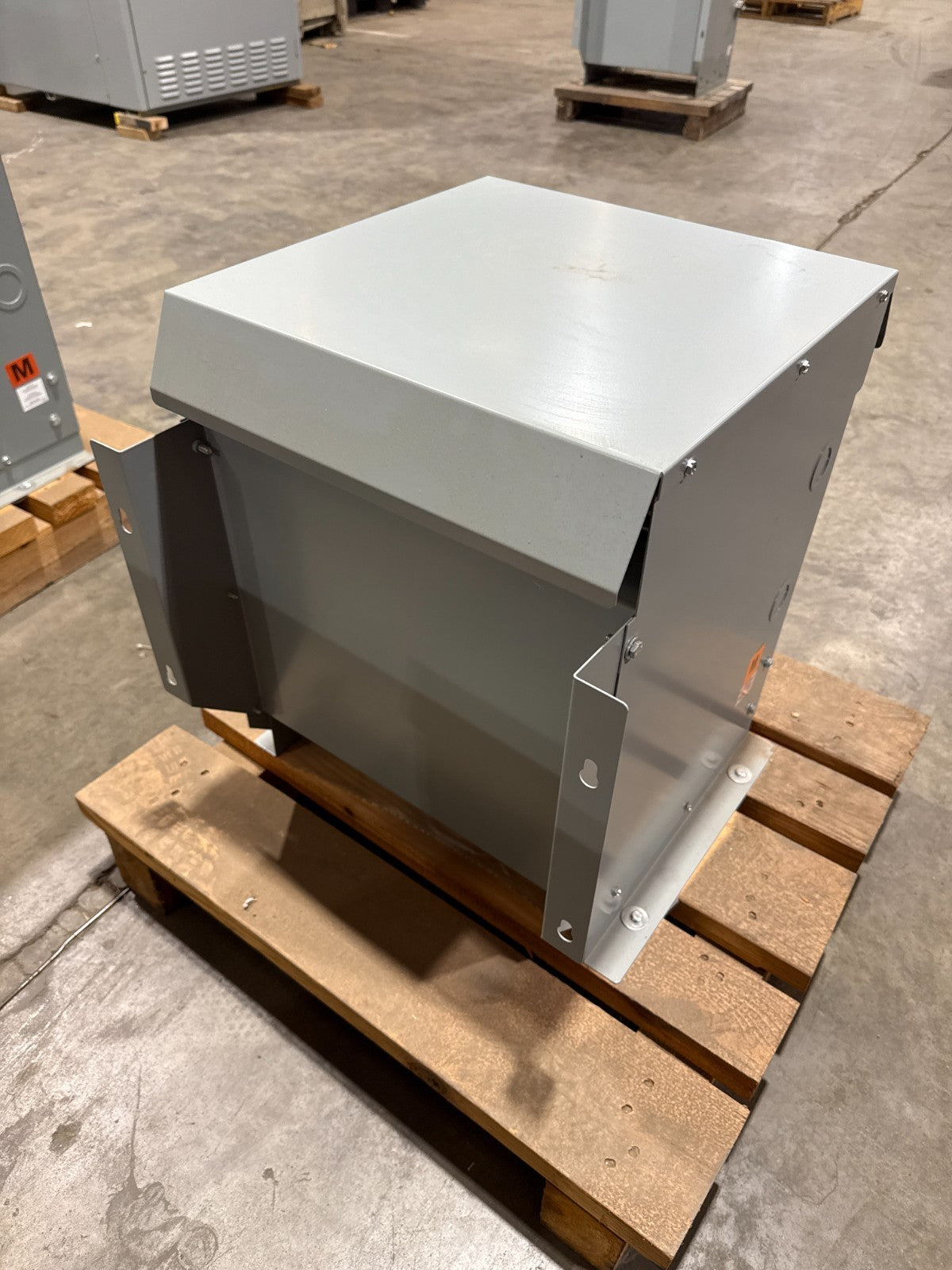 15 KVA Hammond NMF015LE Transformer Pri 240/480V Sec 120/240V 1PH 3R Encl New