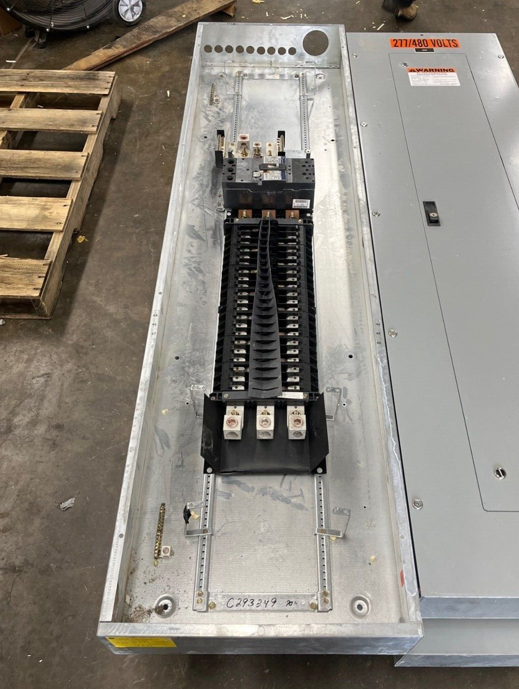 GE AEF3424MBX Panelboard 400A 3PH 480/277V 4W Indoor Encl MLO 42Cir SFHA36AT0250 P588 Used