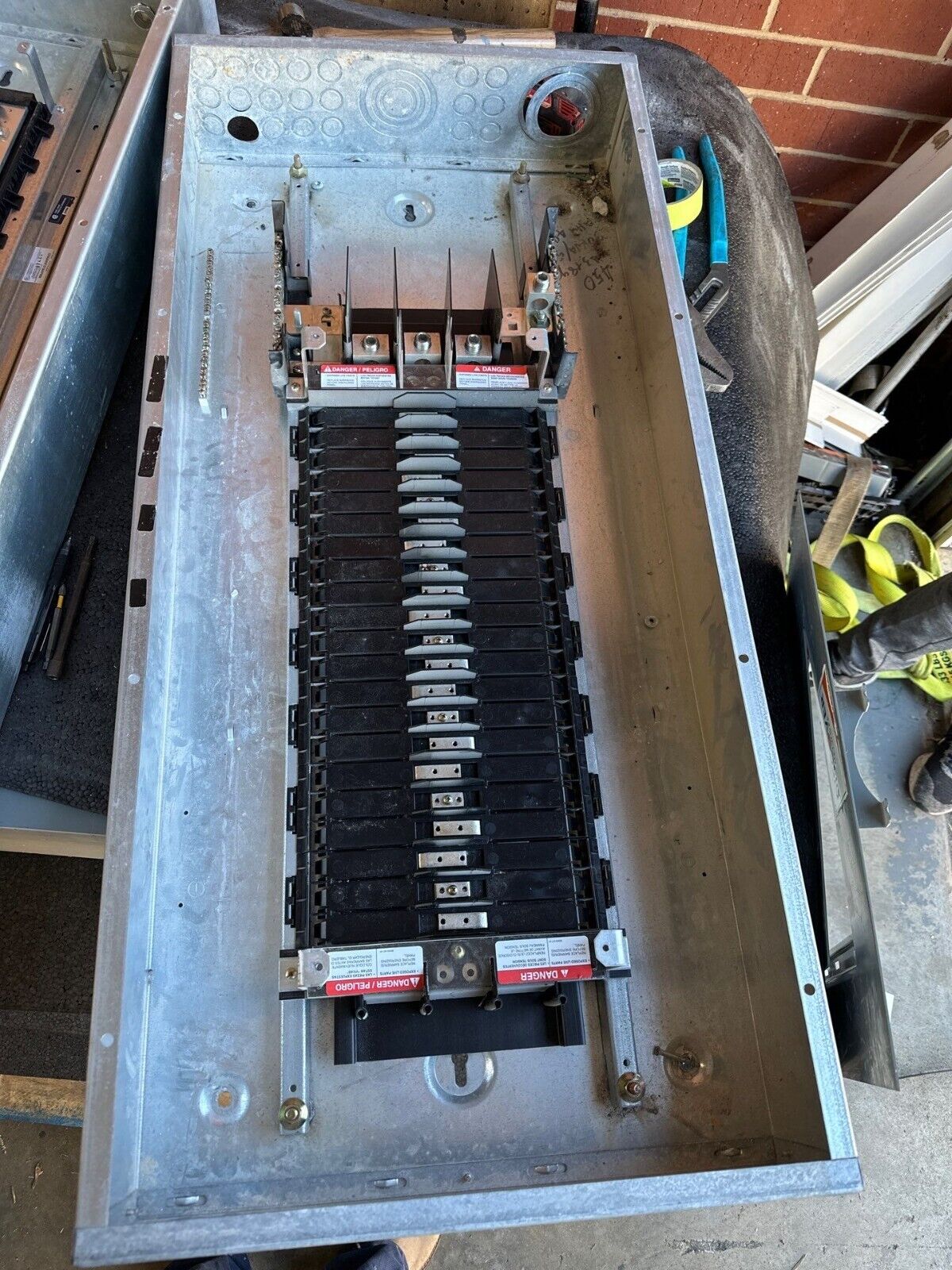 Square D NF Panelboard 250A 600Y/347V 240V 3PH 4W 42 Cir Box MH44 Indoor P318 Used