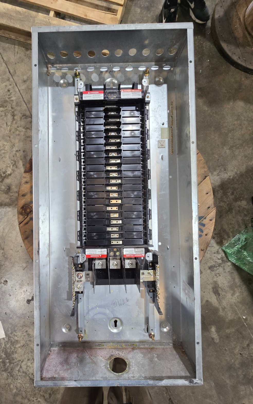 Square D NF Panelboard 250A 600/347V 3PH 4W MLO 250 Amp Panel 42 Cir Indoor MH44 Used