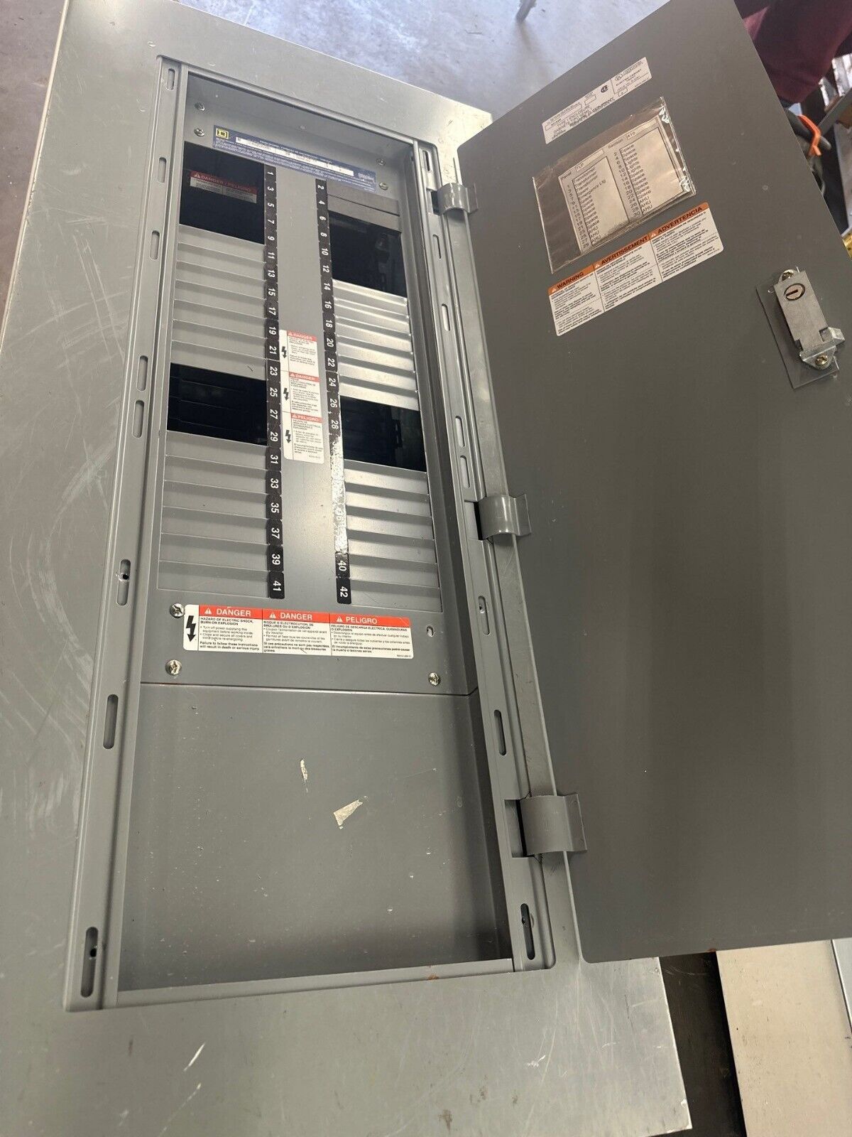 Square D NF Panelboard 250A 600V 3PH 4W 42 Cir Main Lug Panel Indoor Encl MLO P378 Used