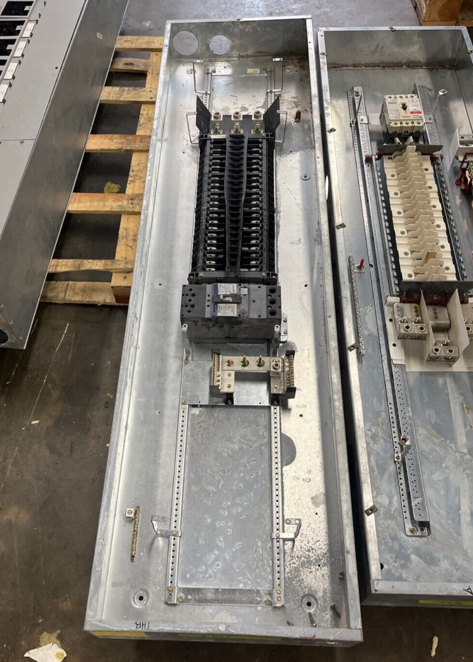 GE AEF3424MBX Panelboard 400A 3PH 480/277V 4W Indoor Encl MLO 42Cir SFHA36AT0250 P585 Used