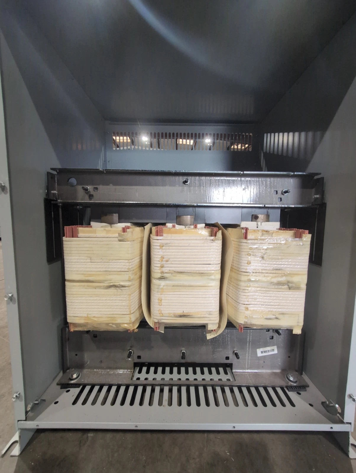 112.5kVA General Electric 9T11C1005G03 Transformer 480V 208V/120V 3PH TYPE 3R Used