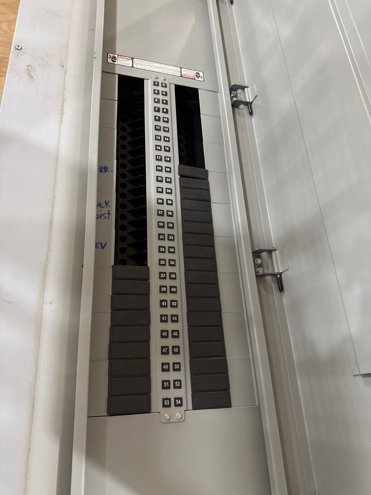 Siemens P3E62ML800ATS P3 Panelboard 800A 480/277V 3PH 4W 54 Cir 800 Amp Panel Used