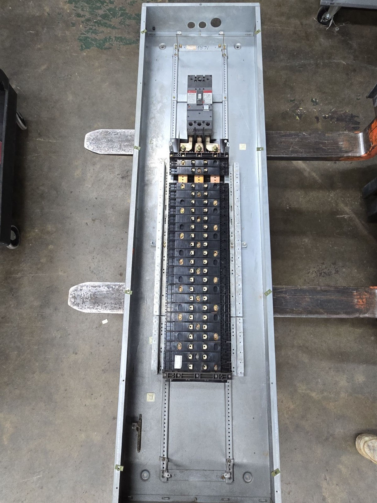 GE ADF3482GTX Panelboard 225A 480V 3PH 3W 48 Cir MCB Panel 225 Amp SFPA36AT0250