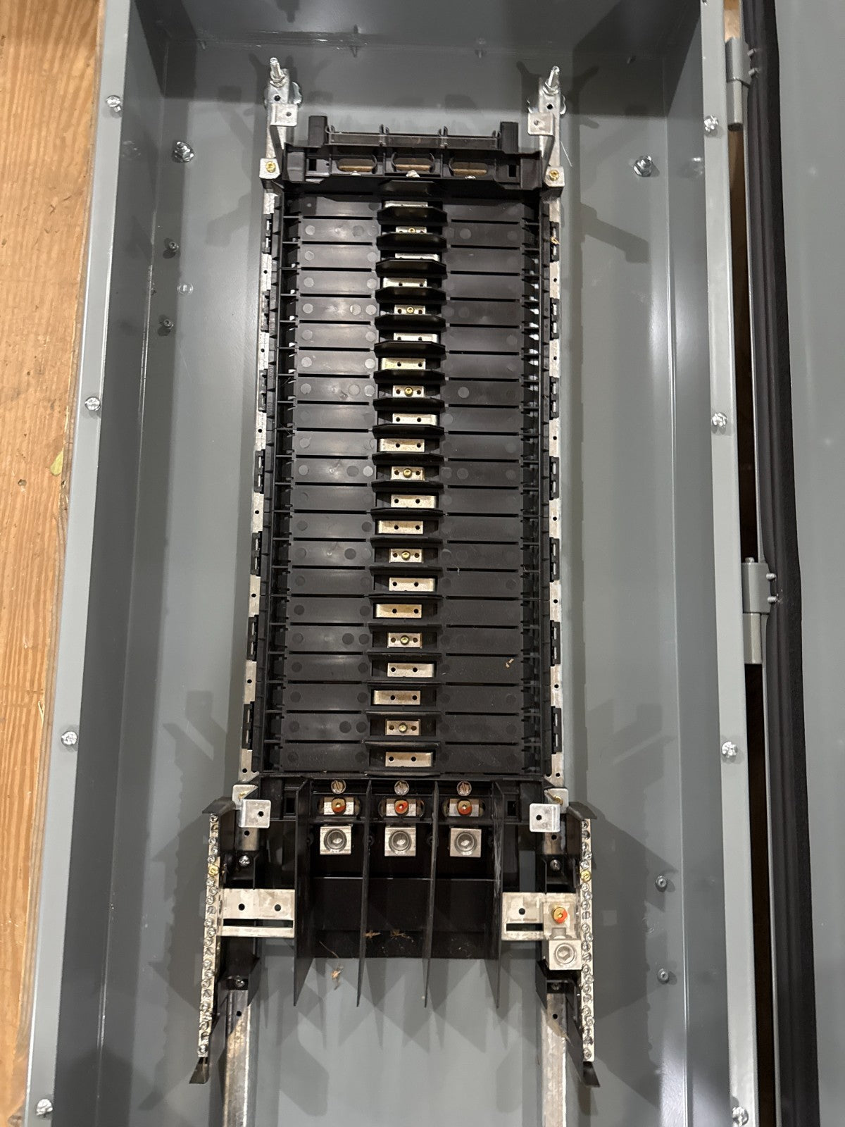 Square NF442L2C Panelboard 250A 600/347V 3PH 4W MLO Panel 250 Amp 42 Cir 3R Encl New