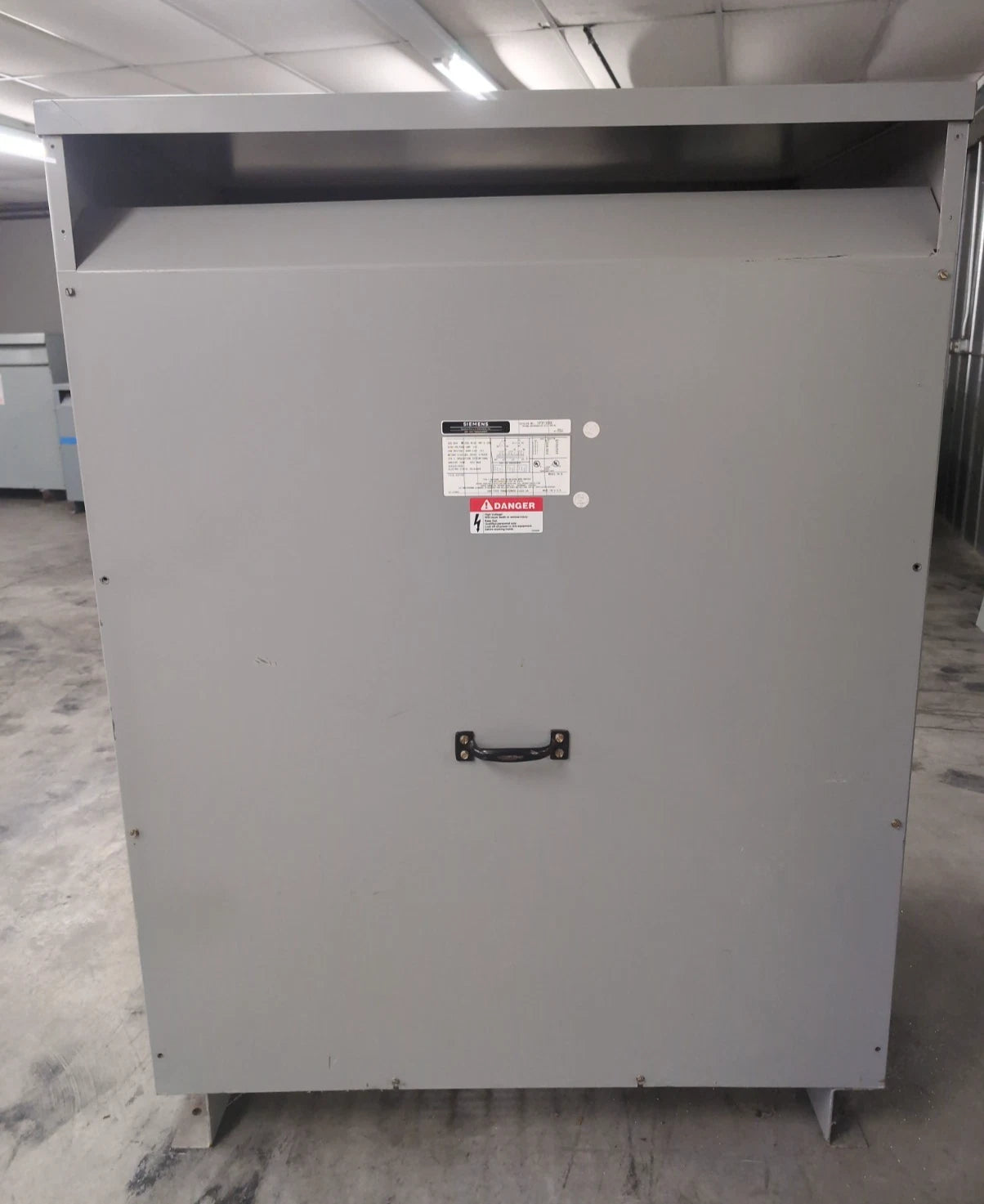 300kVA Siemens 3F3Y300C Transformer Pri 480V Sec 208/120V 3PH Indoor Encl Used
