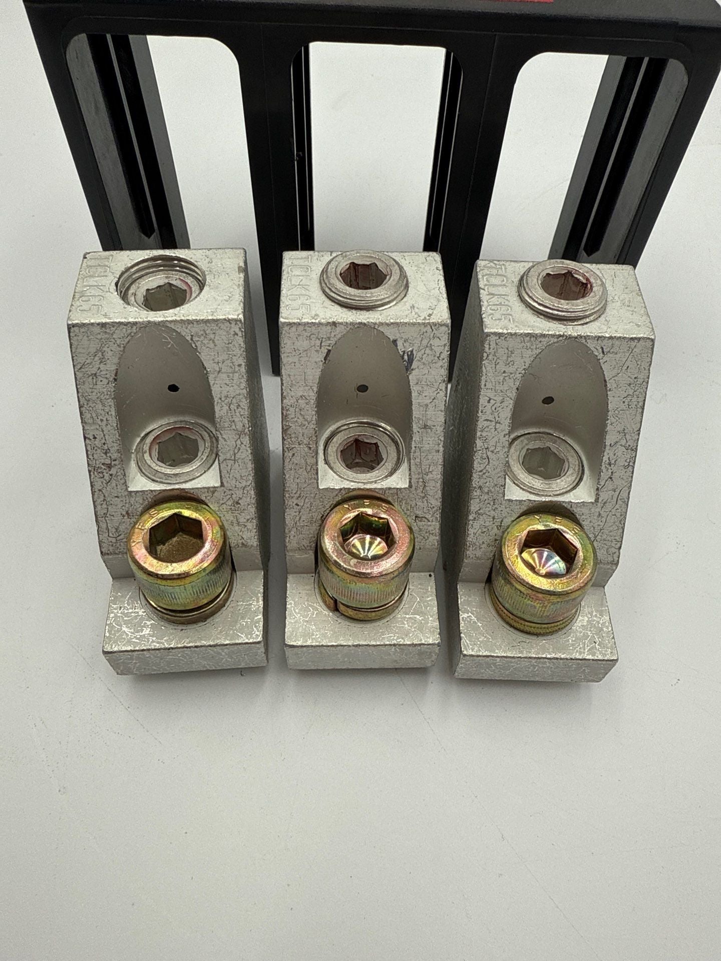 GE TCLK365 Circuit Breaker Lug Kit 600A For 3P 2 Barrel 500MCM Used